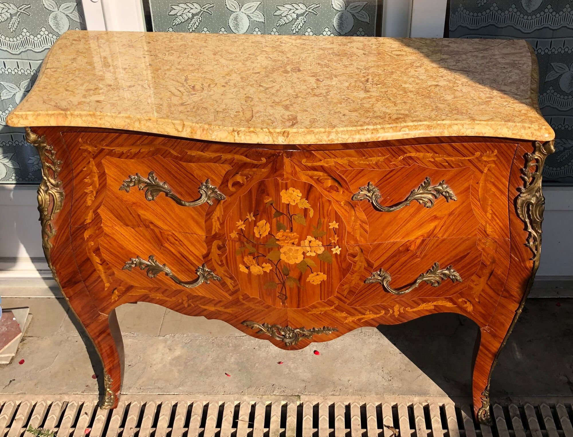 Commode de style Louis XV en marqueterie