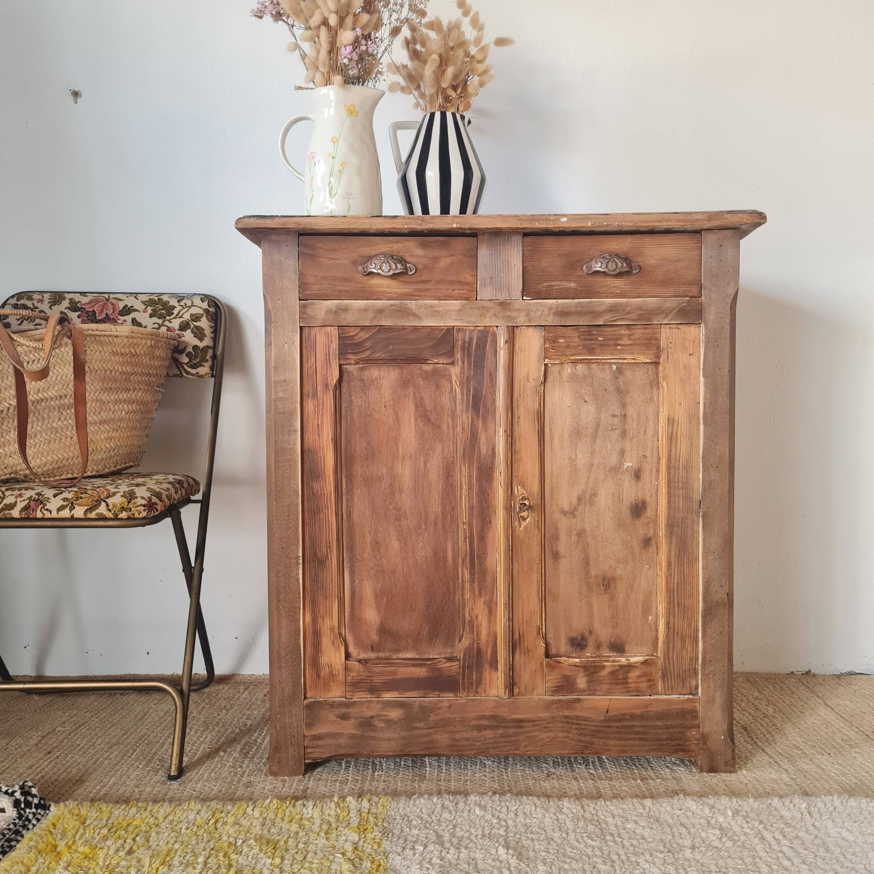 Buffet parisien bas ancien en bois patiné - intérieur fleuri