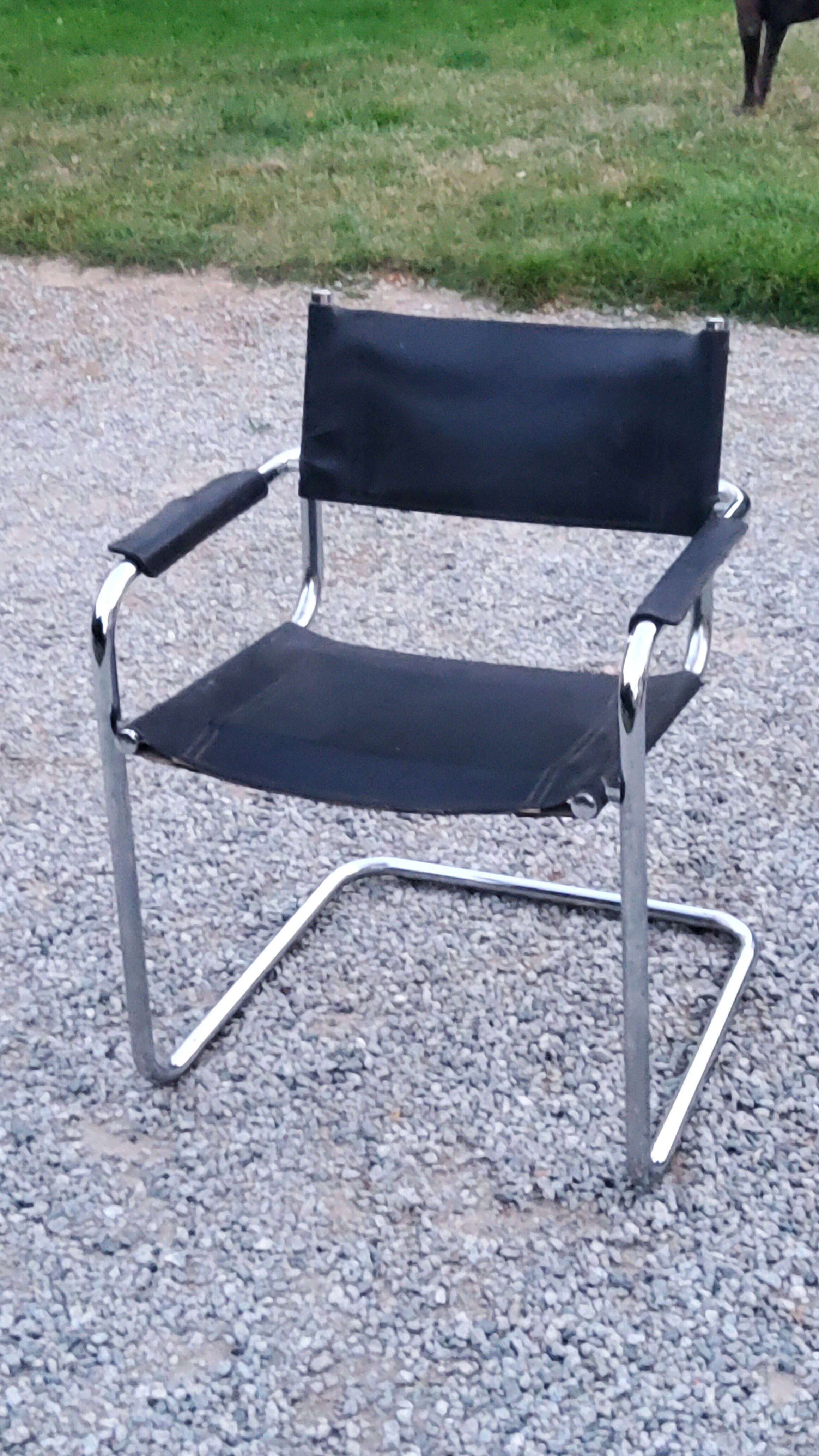 Fauteuil style MG5 tubes chromés assise et dossier cuir noir