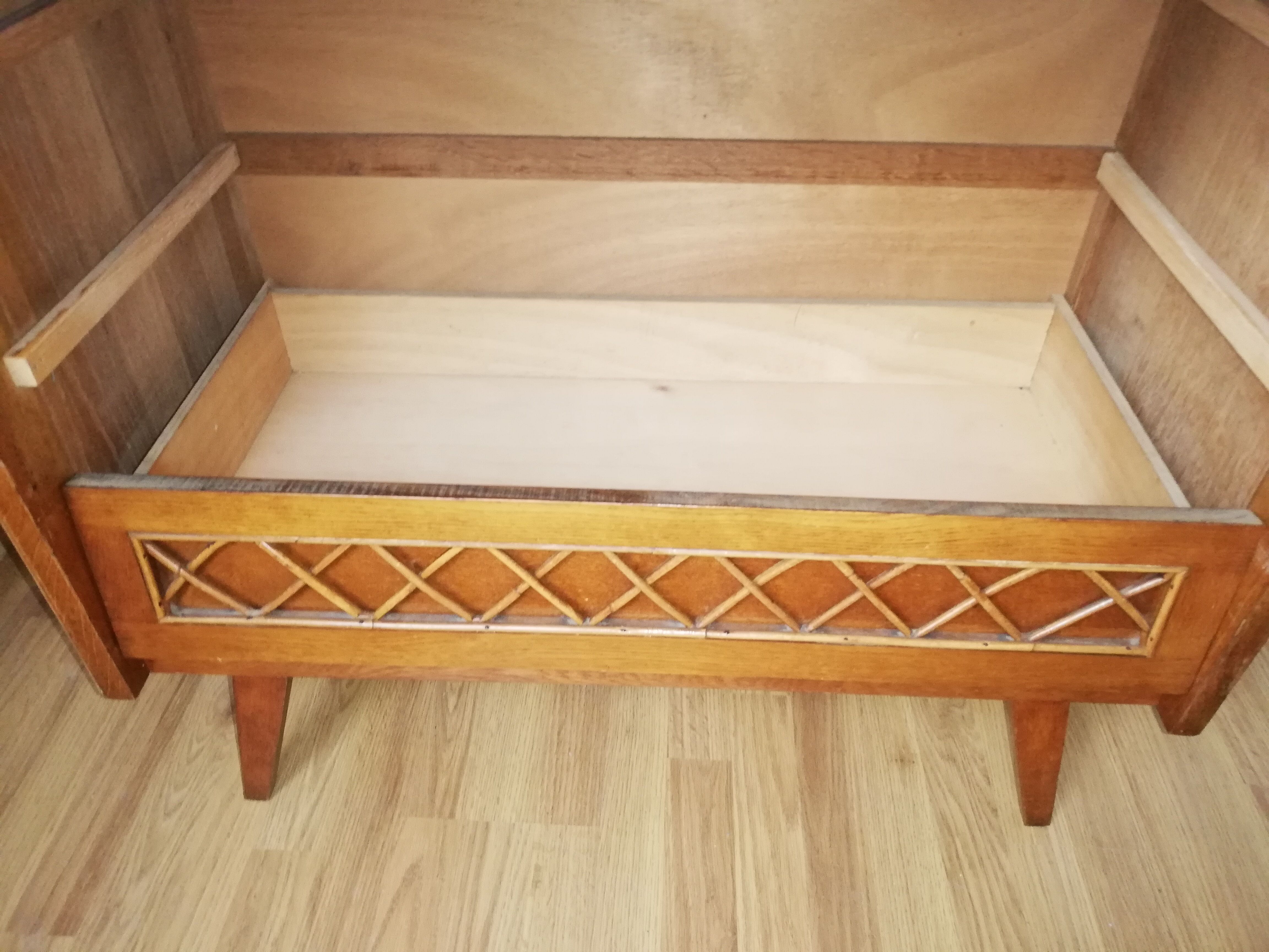 Convenient wood and rattan compass feet