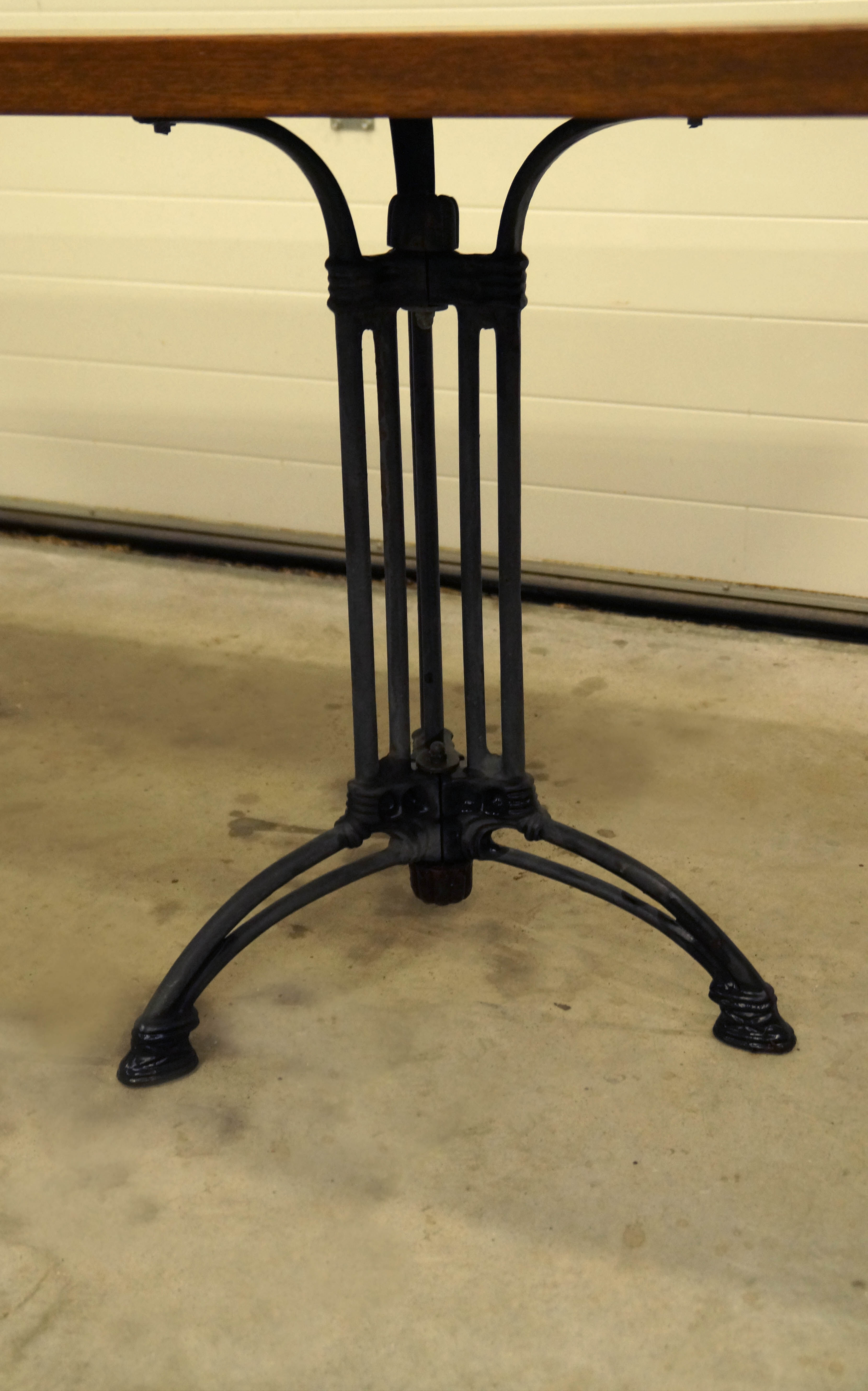 Table wood and cast iron