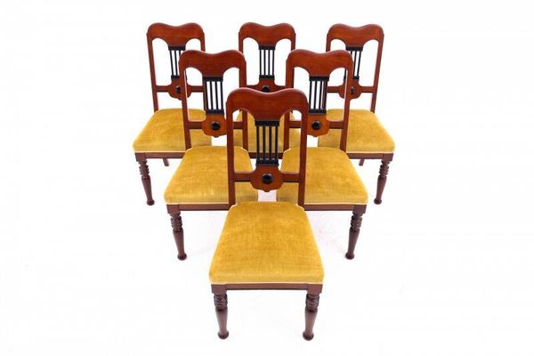 Ensemble de six chaises, Europe du Nord, tournant des XIXe et XXe siècles. Après restauration.