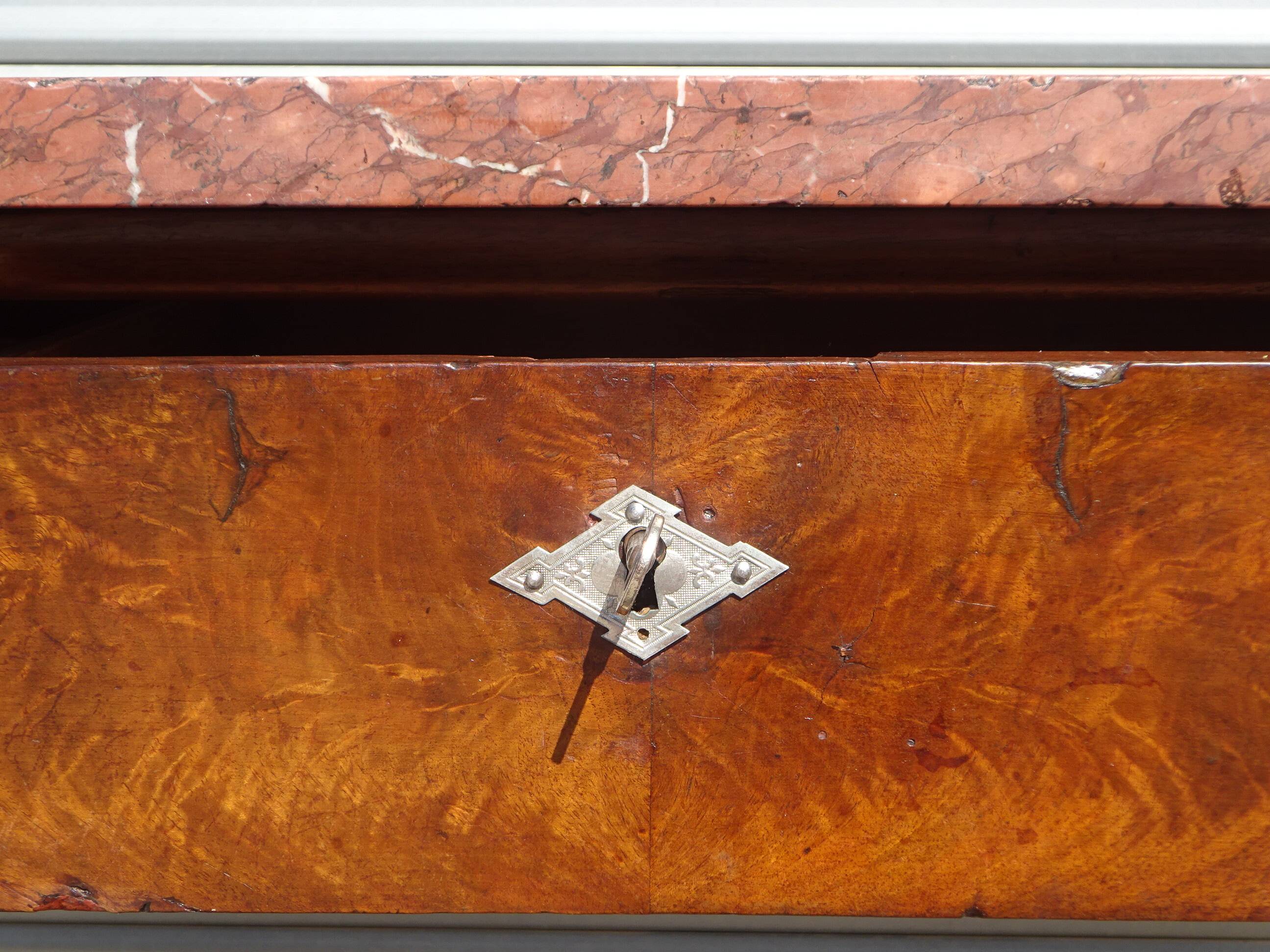Console époque Restauration, style  Charles X en noyer avec marbre griotte