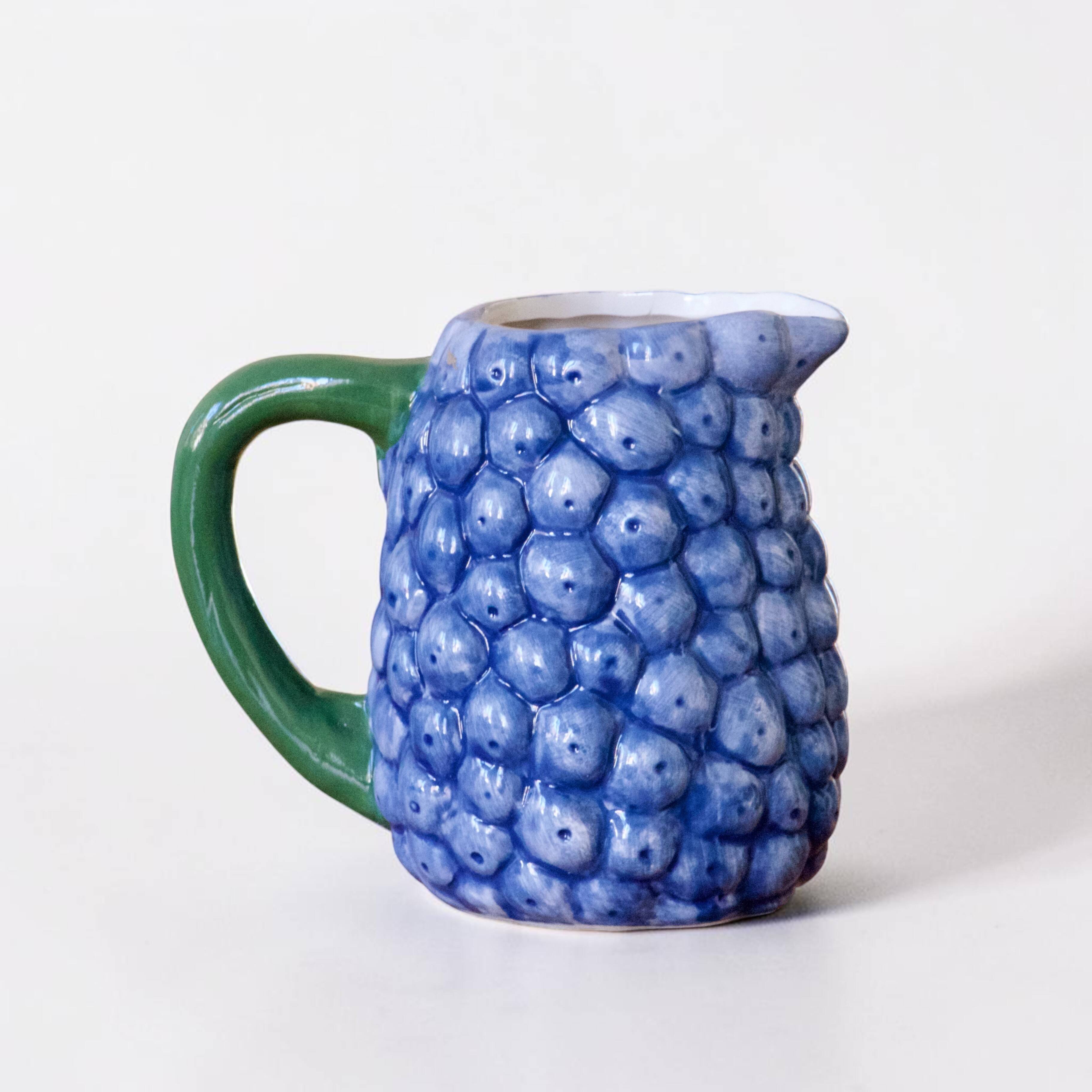 Trio de carafes vintage en barbotine myrtilles