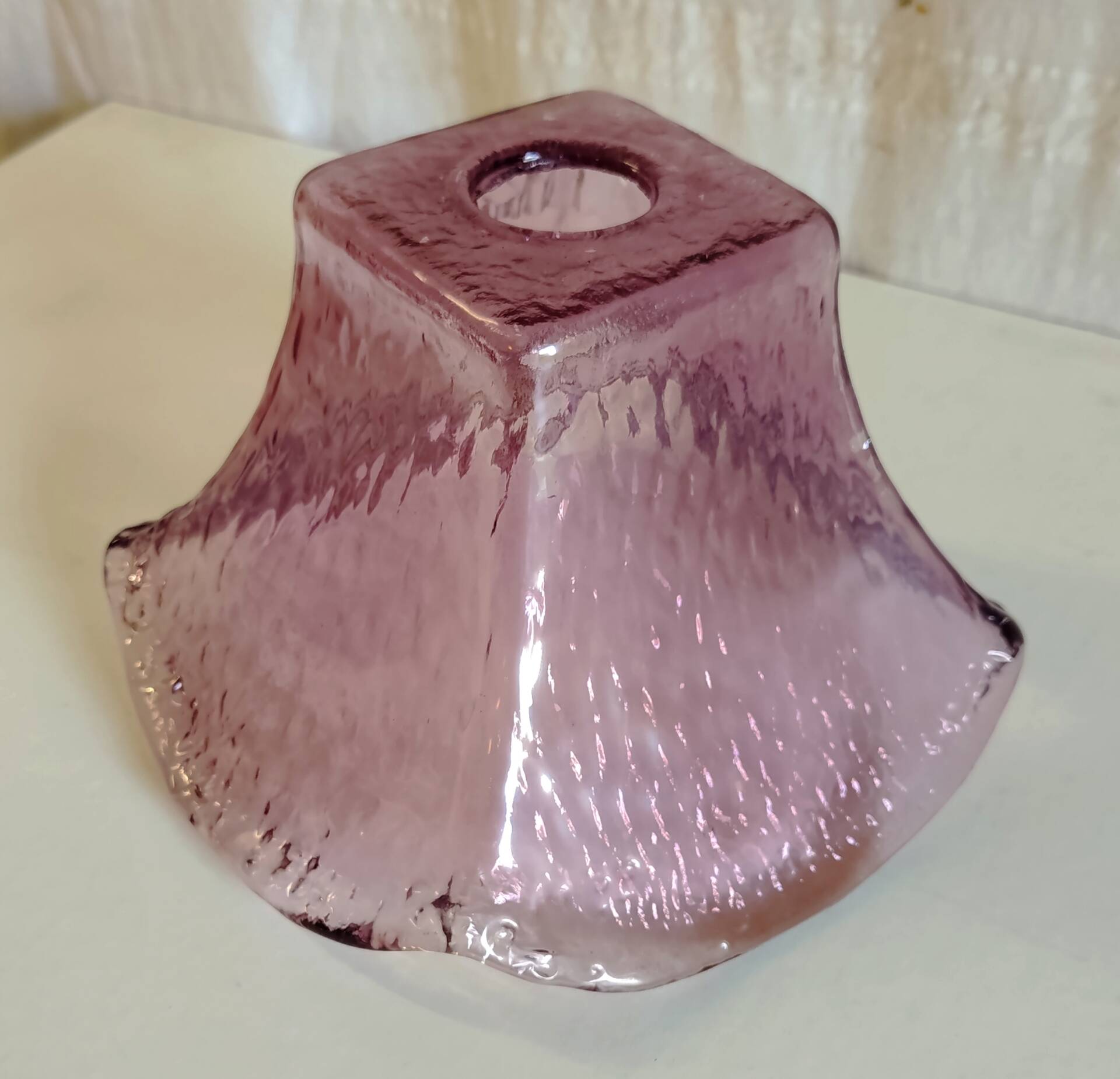 Abat-jour en verre moulé peint violet - design 70's