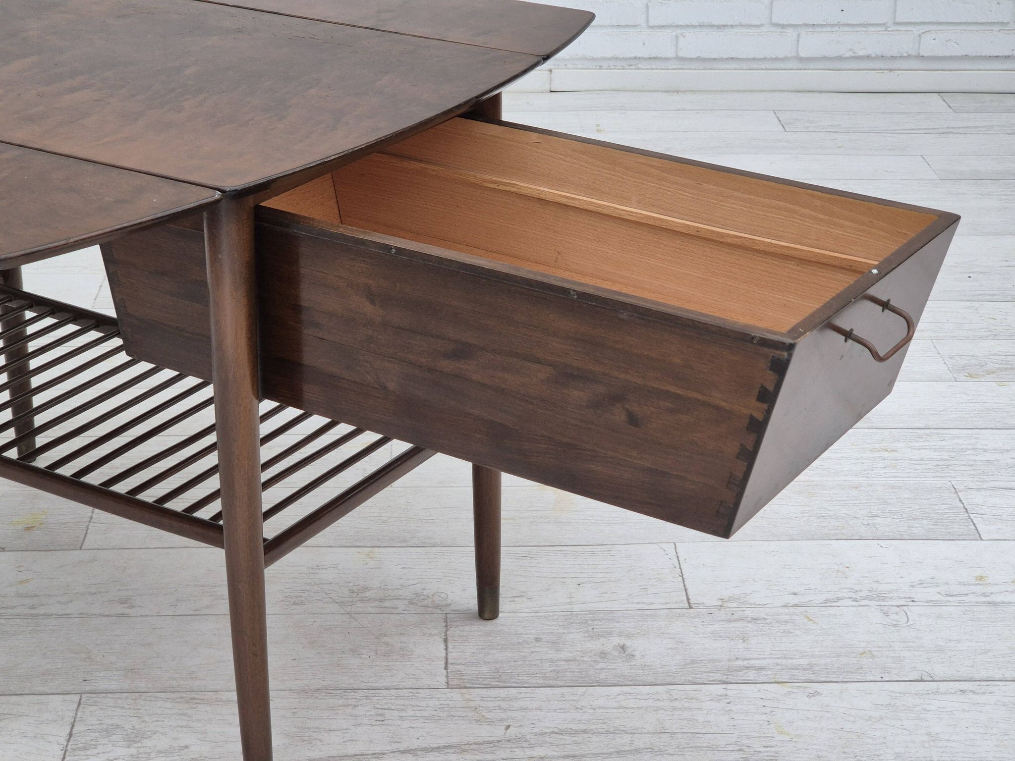Table basse pliante danoise des années 1950 avec tiroir et étagère, état d'origine.