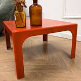 Table basse en plastique orange