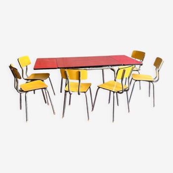Ensemble table rouge et 6 chaises jaunes vintages en formica