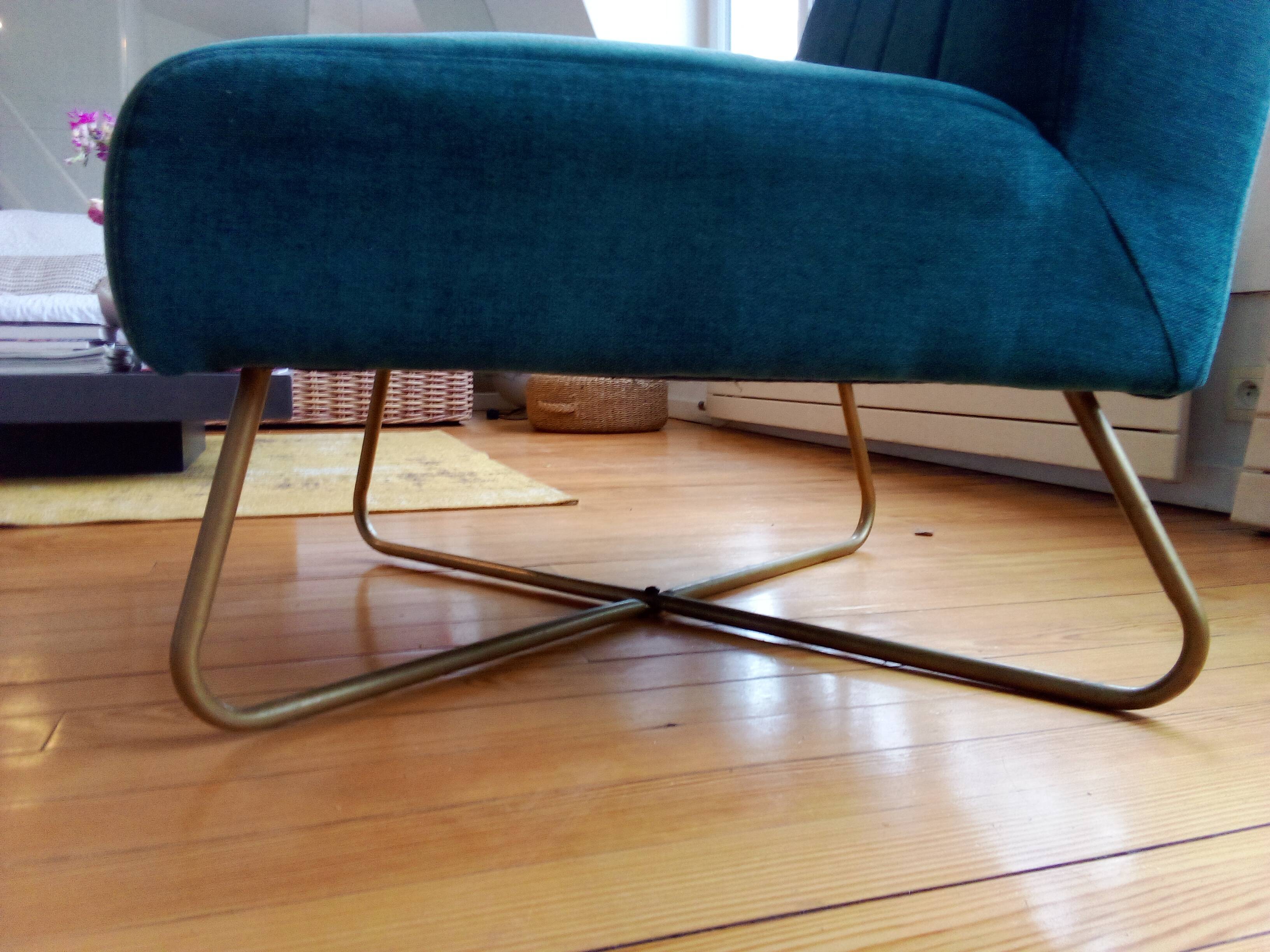 Fauteuil design en velours bleu