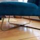 Fauteuil design en velours bleu