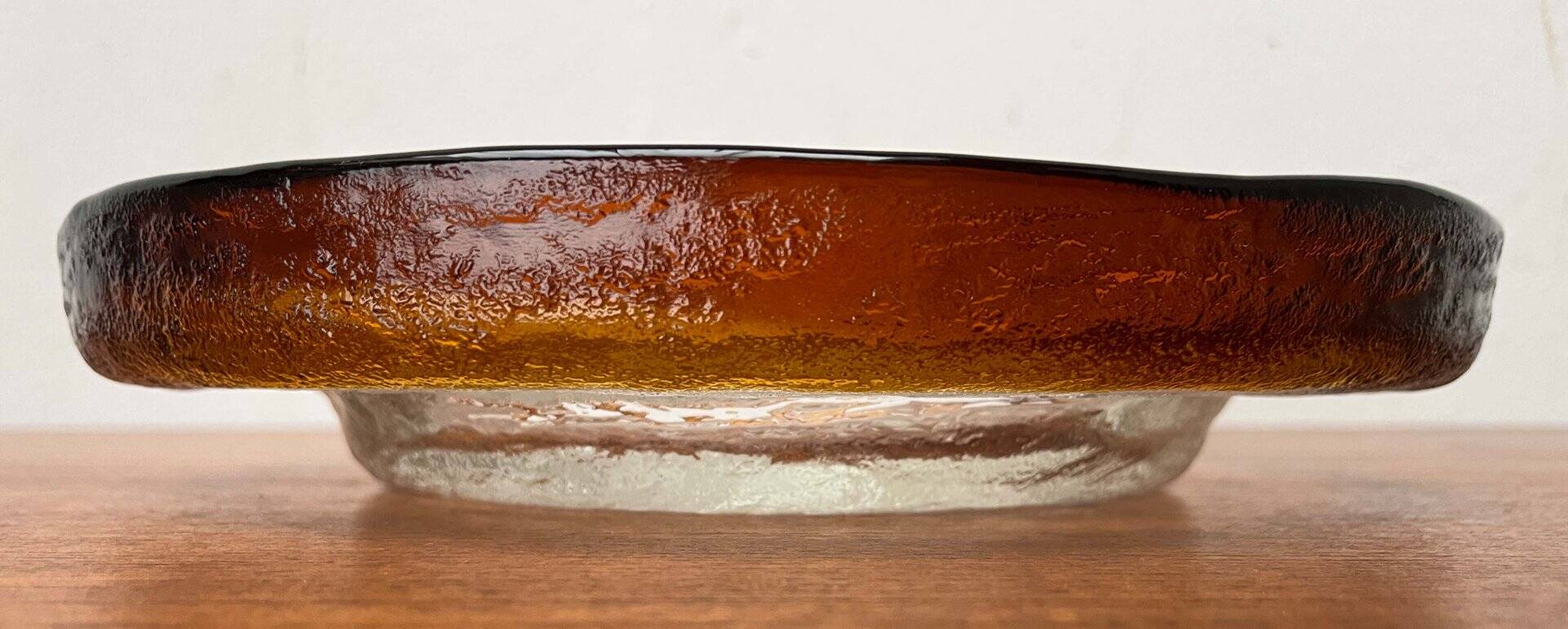Modern mid-century glass bowl by Pertti Santalahti for Humppila, Finland, 1960s.
