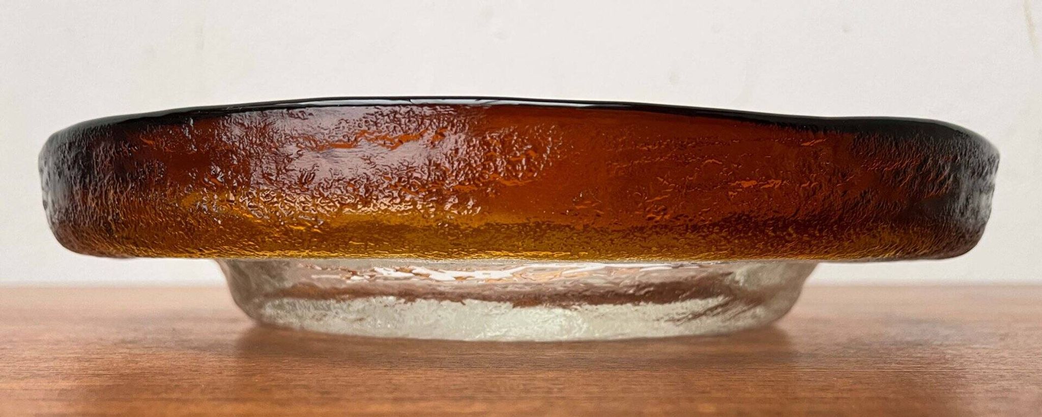 Modern mid-century glass bowl by Pertti Santalahti for Humppila, Finland, 1960s.