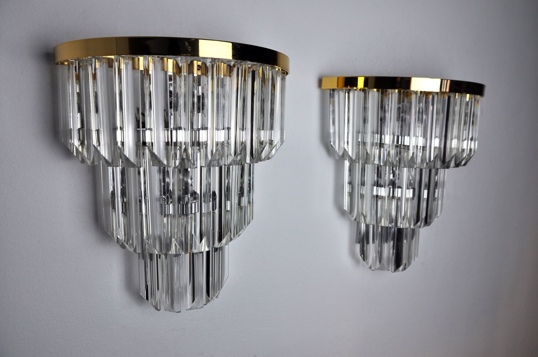 Pair of Venini wall lamps, 3 levels, triedri crystals, Italy, 1970