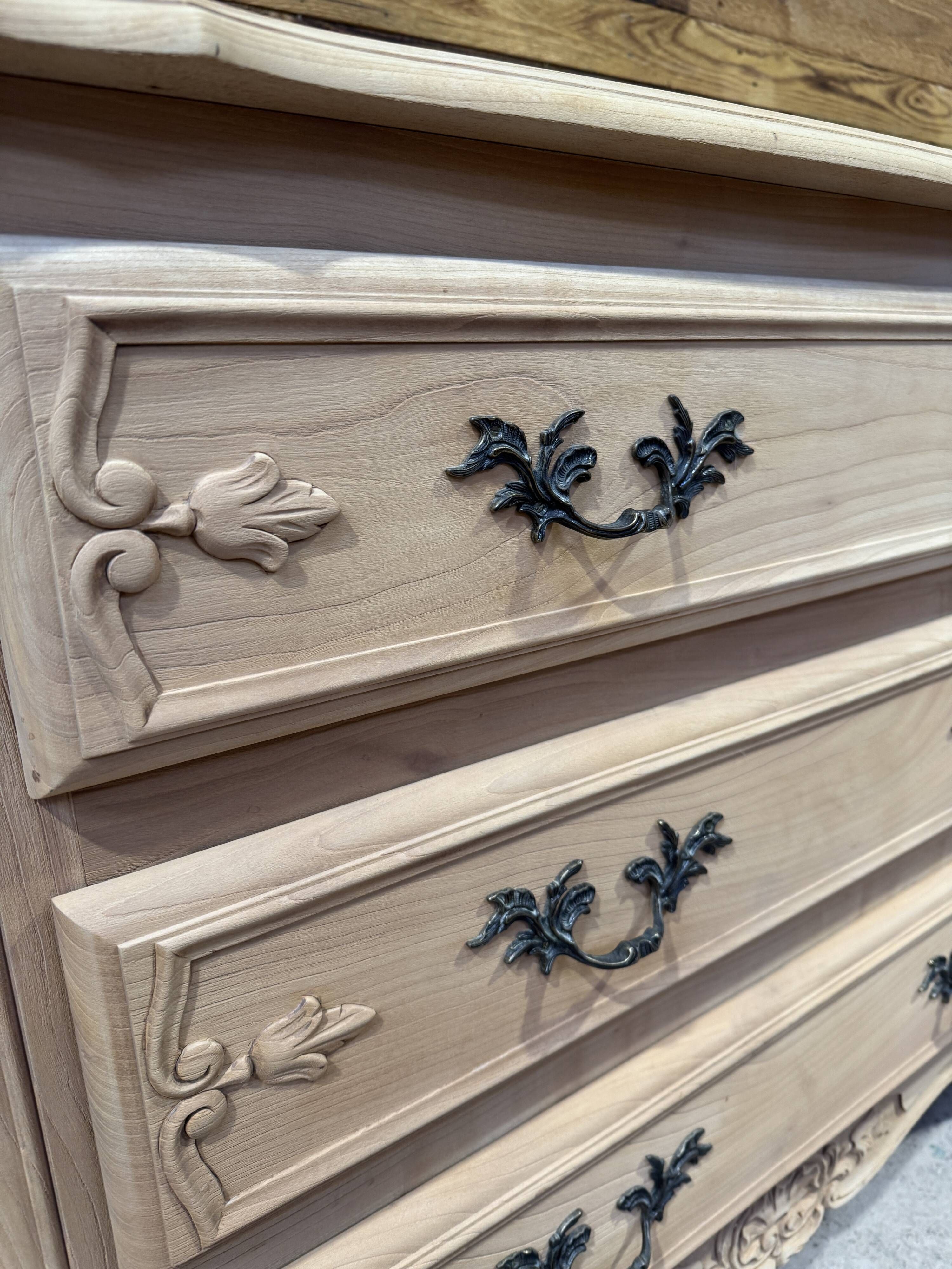 Commode aérogommée, de style Régence / Louis XV