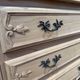 Commode aérogommée, de style Régence / Louis XV
