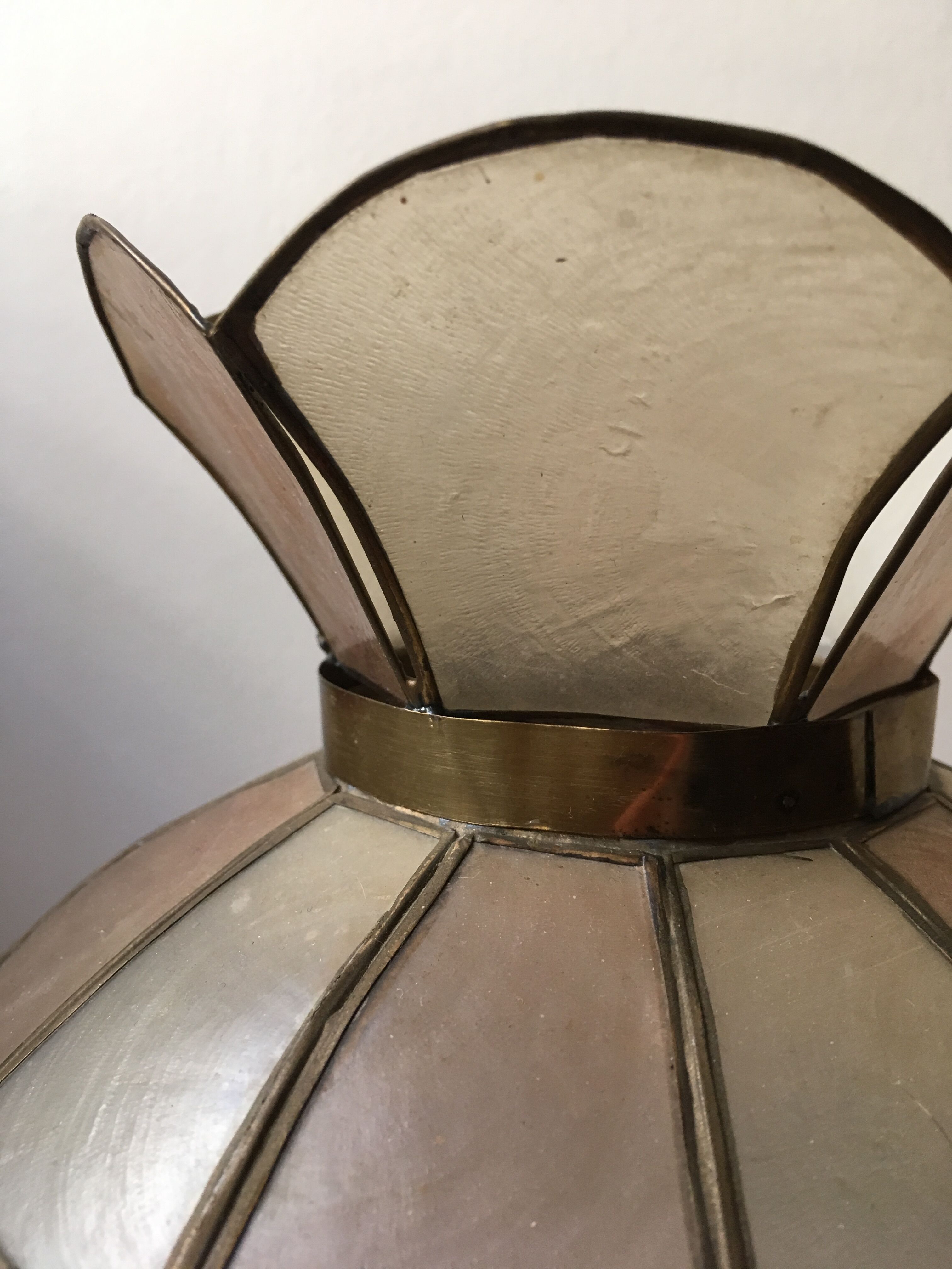 Mother-of-pearl and brass suspension with its collar