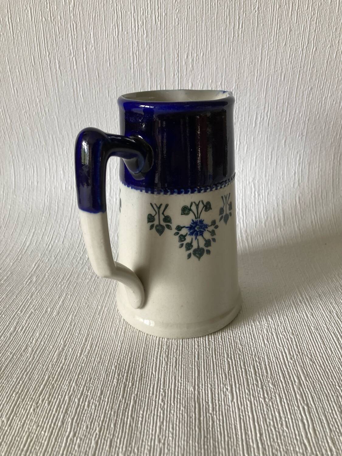 Pichet Saint-Uze en terre d’acier bleu, blanc et à décor floral