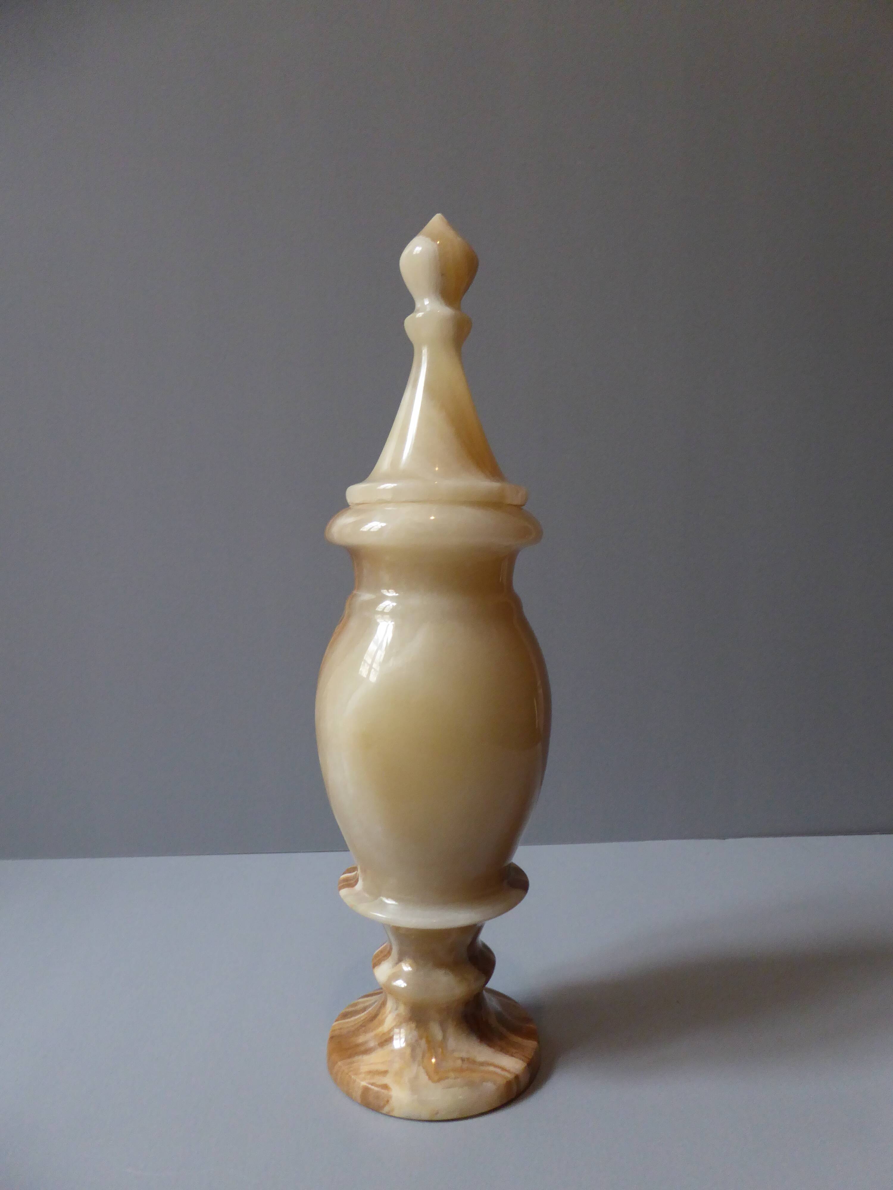 Vase in onyx with its lid
