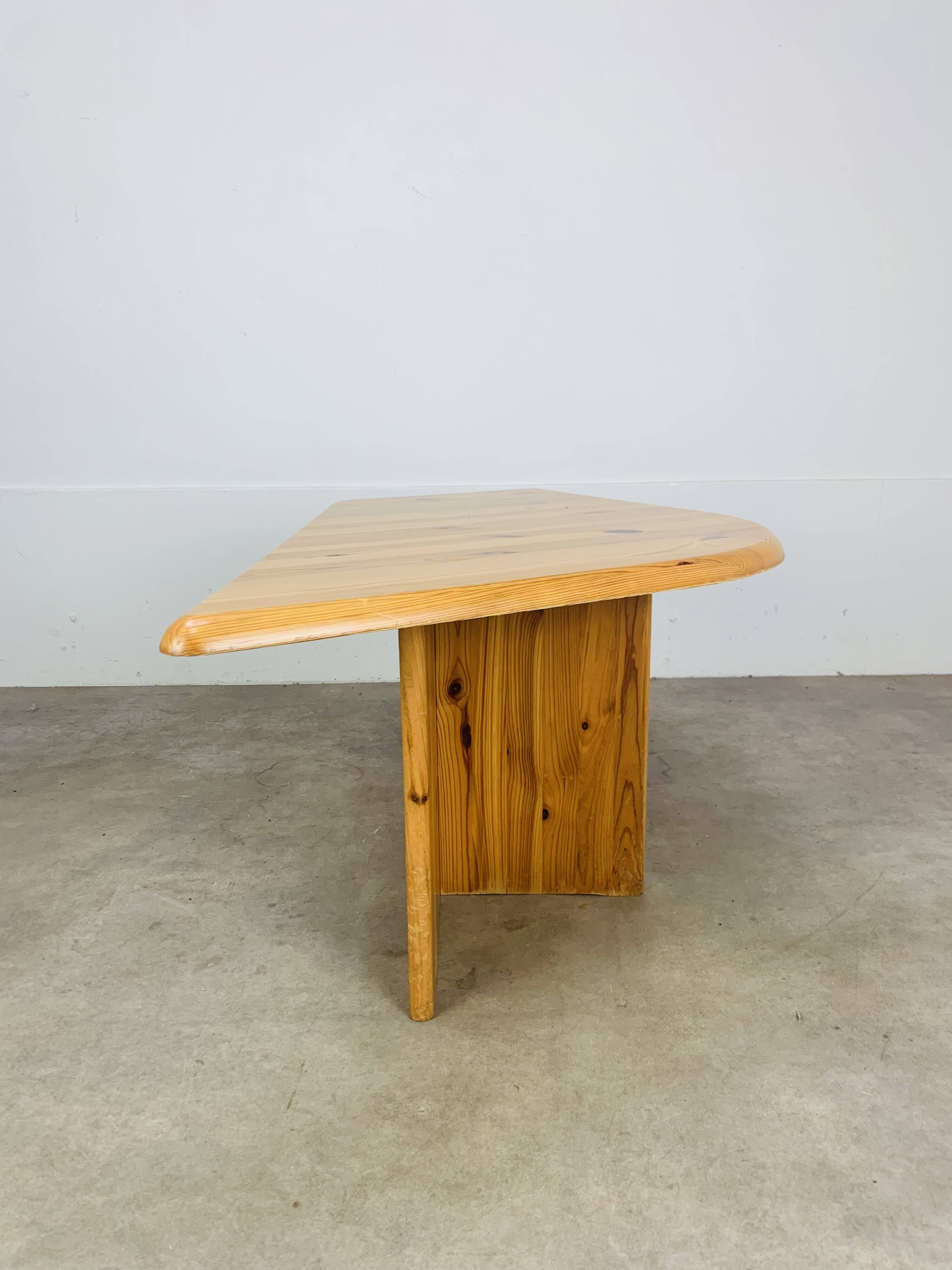 Table basse en pin massif forme organique, années 80