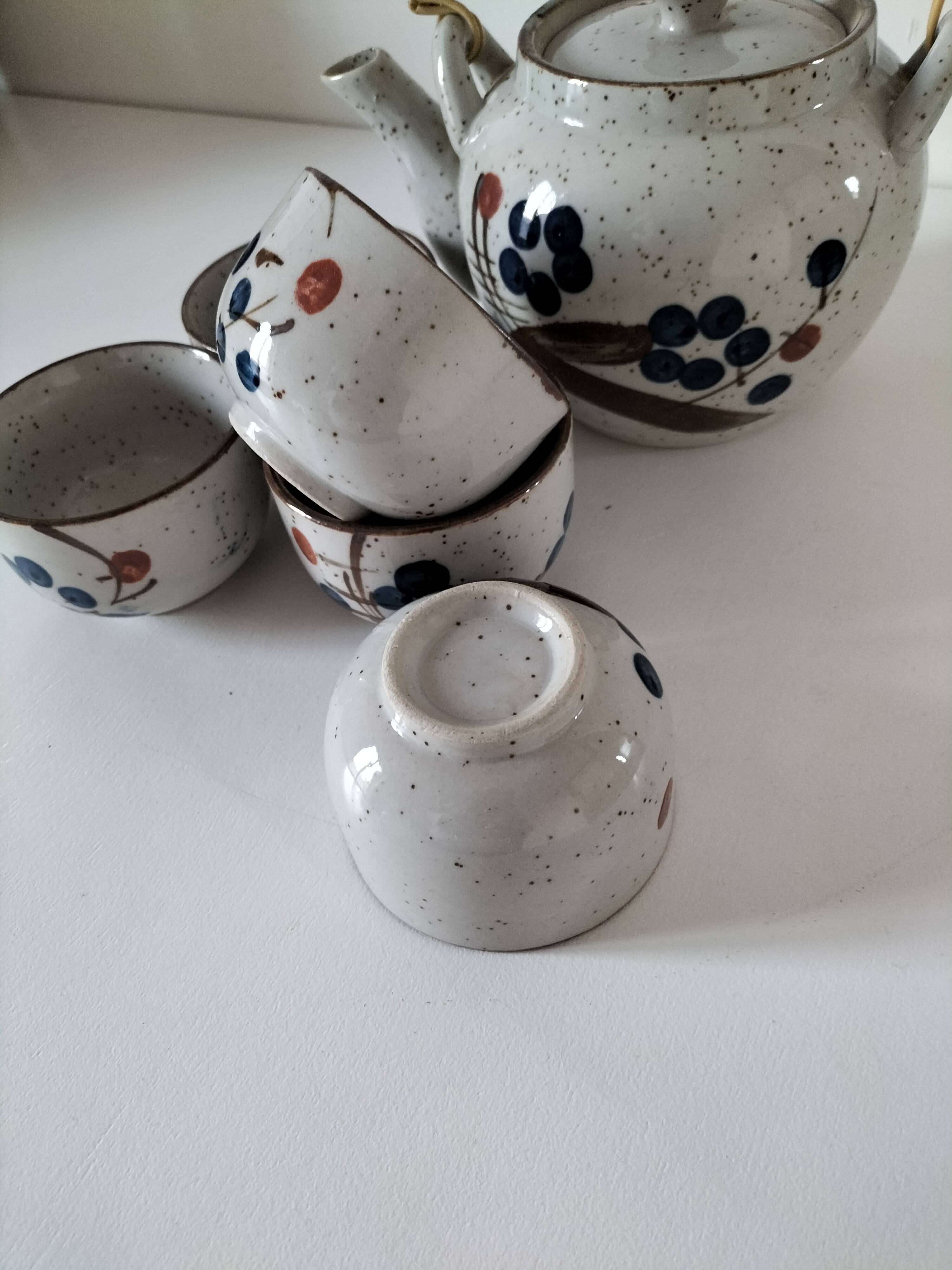 Japanese teapot and cups
