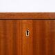 Commode scandinave avec poignées en métal