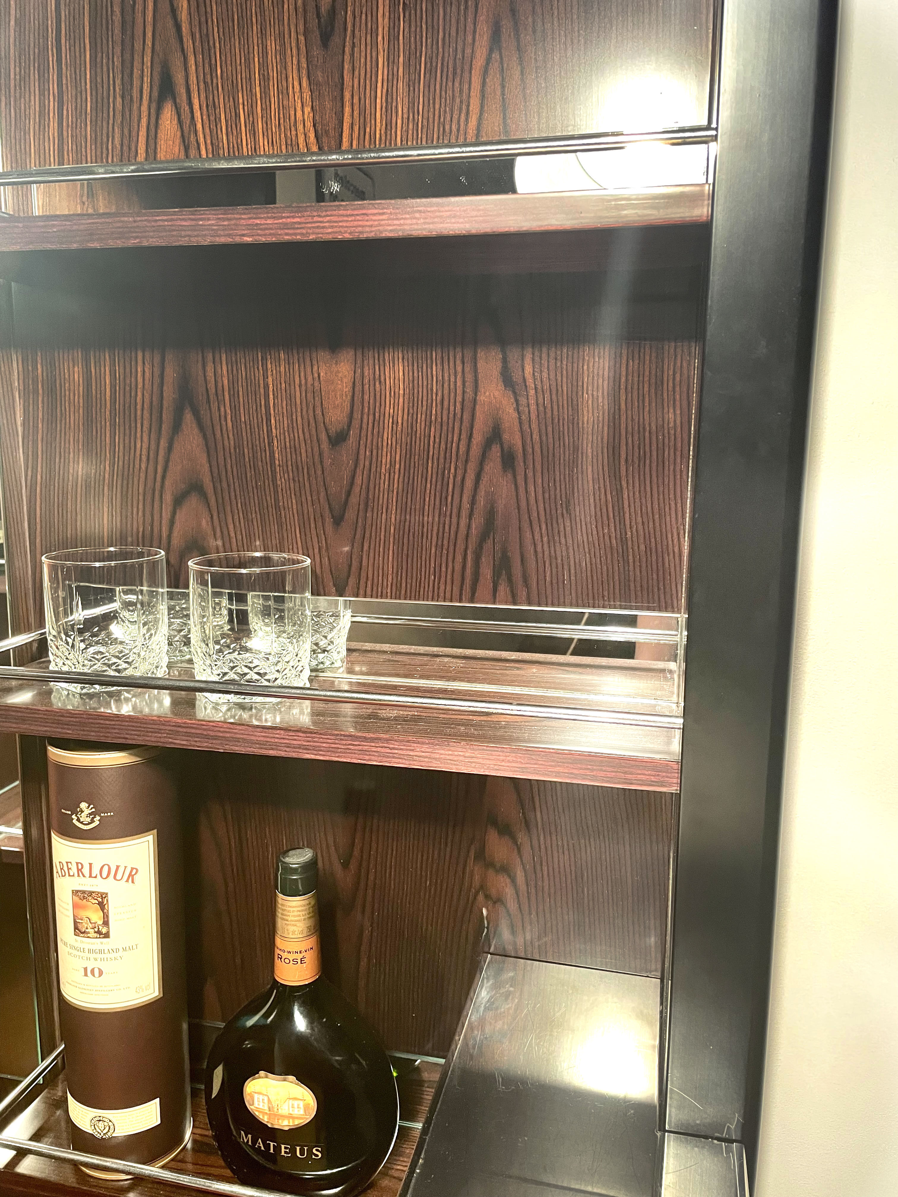 Bar art deco/cruise ship style staff