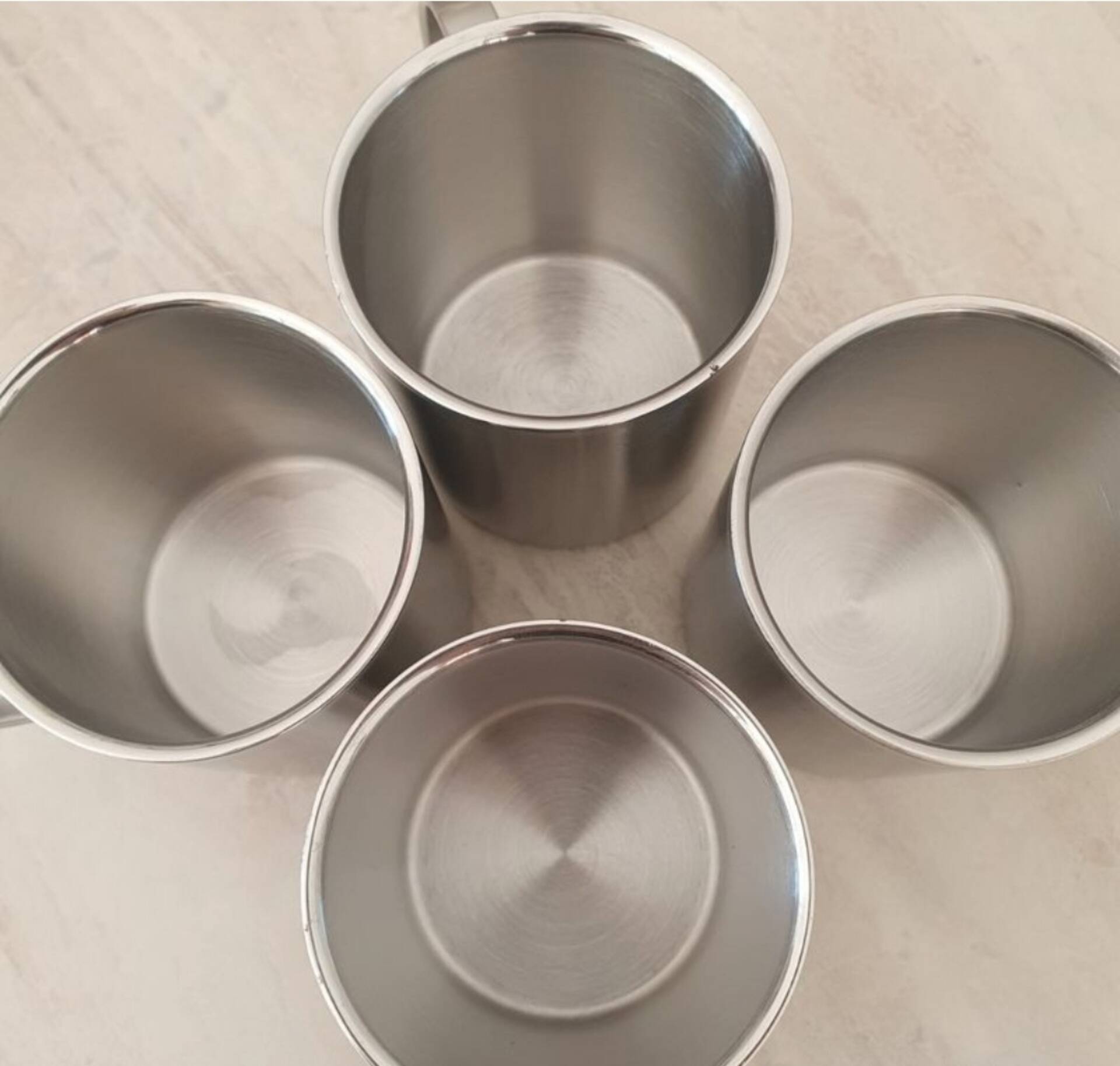 4 Grandes Tasses en inox et son support métallique