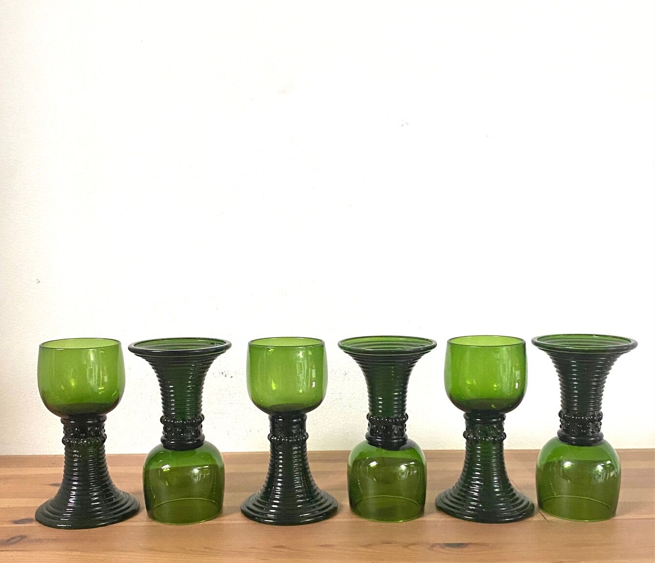 Service of 6 roemer glasses in green crystal