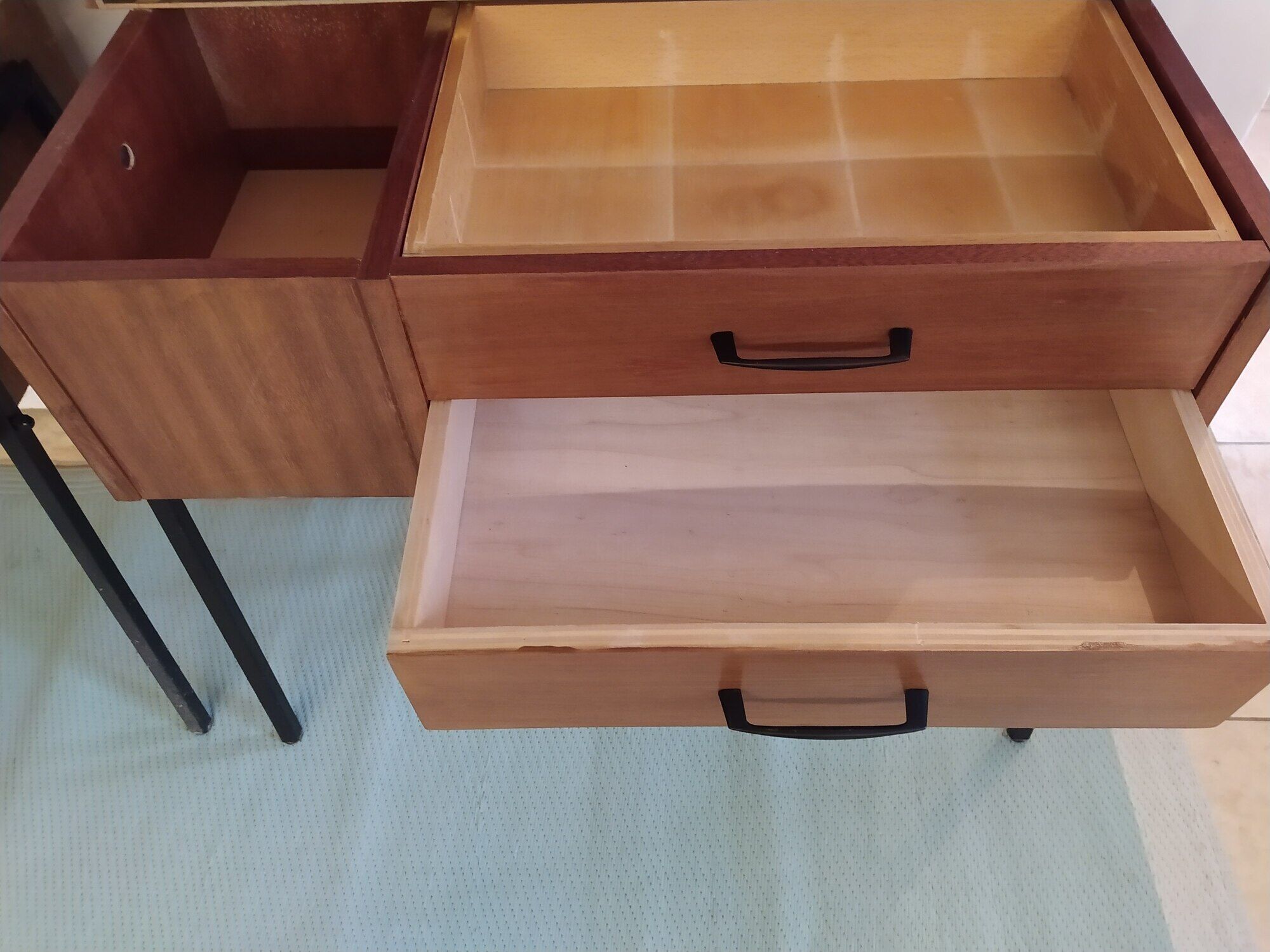 Pair of 2 bedside tables