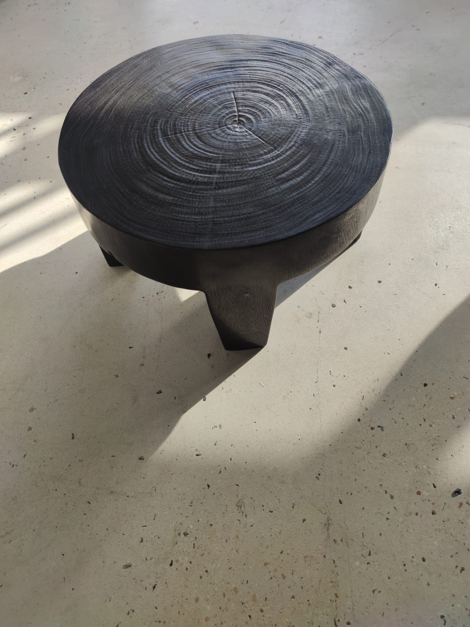 Coffee table en bois massif monoxyle noir