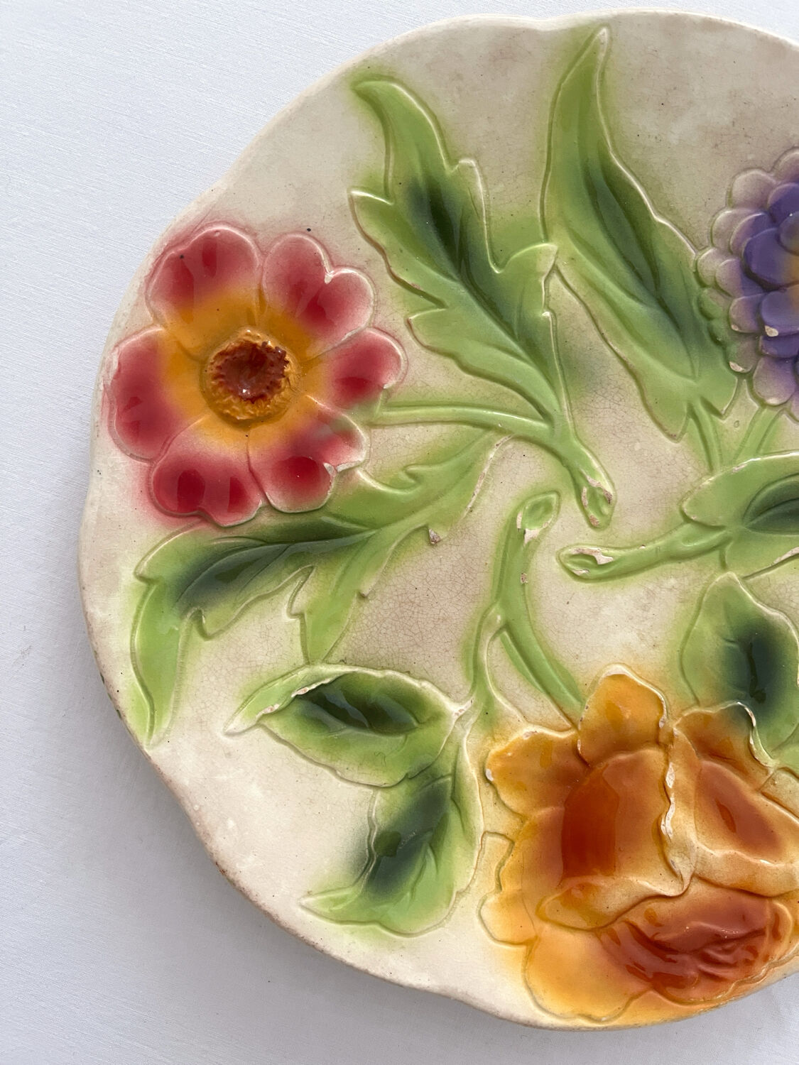 Assiette ancienne en barbotine 3 fleurs