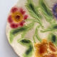 Assiette ancienne en barbotine 3 fleurs