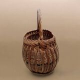Ancien panier en osier tressé et scoubidou