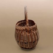Ancien panier en osier tressé et scoubidou