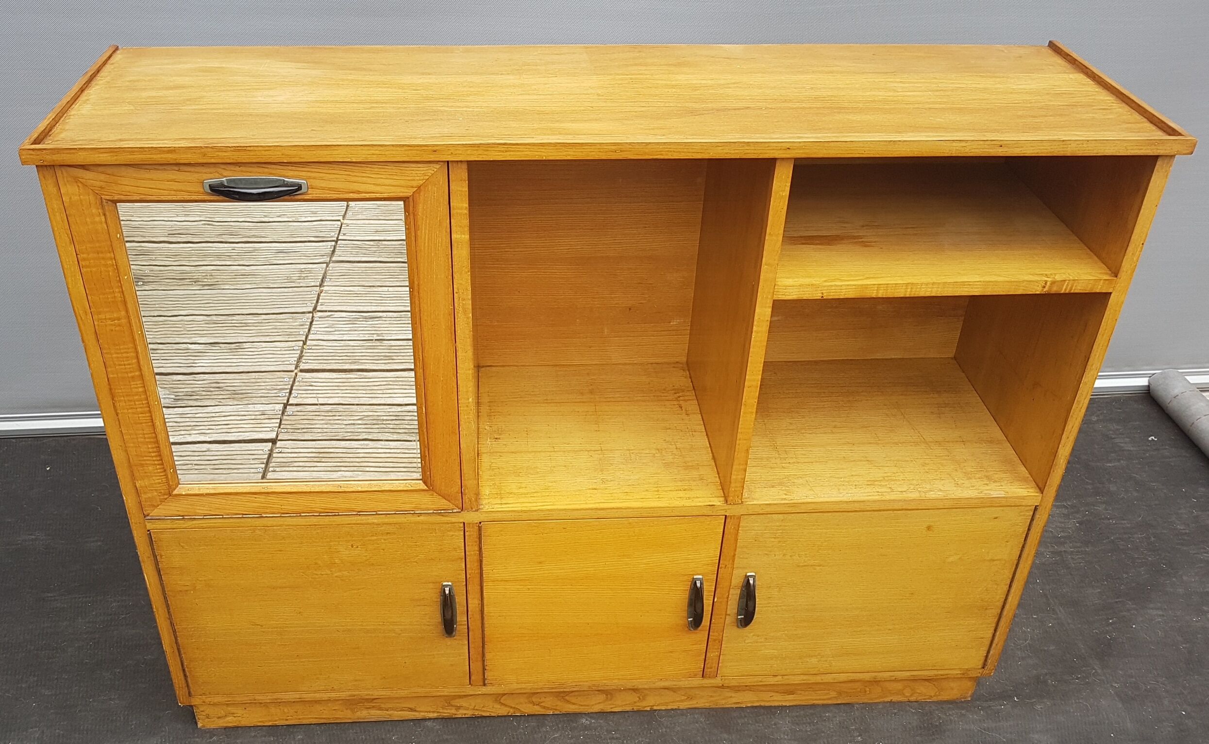 Library 1950 with 7 storage modules Minimalist lines