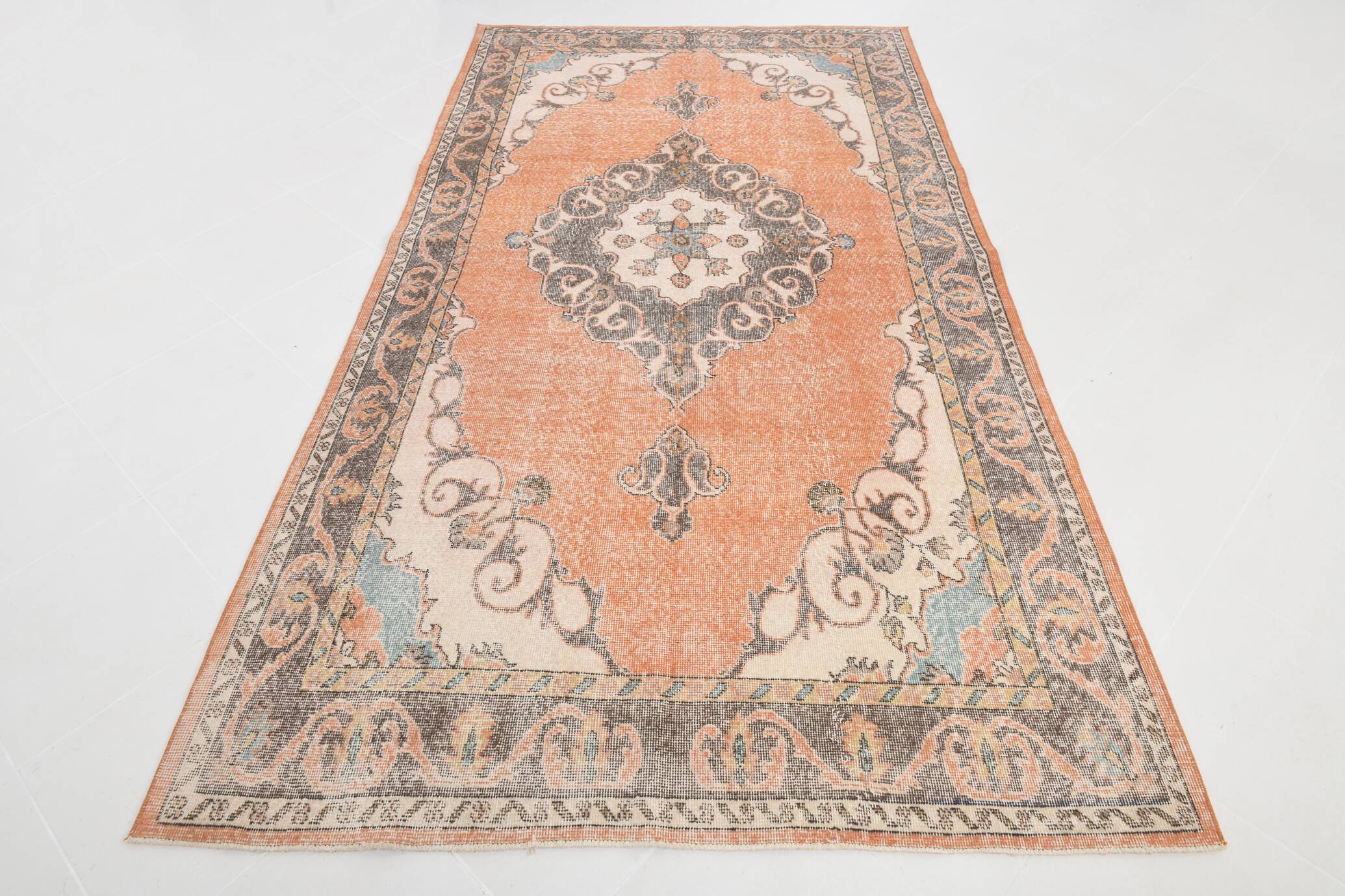 Tapis vintage orange et beige à médaillon central patiné, 157x299 Cm