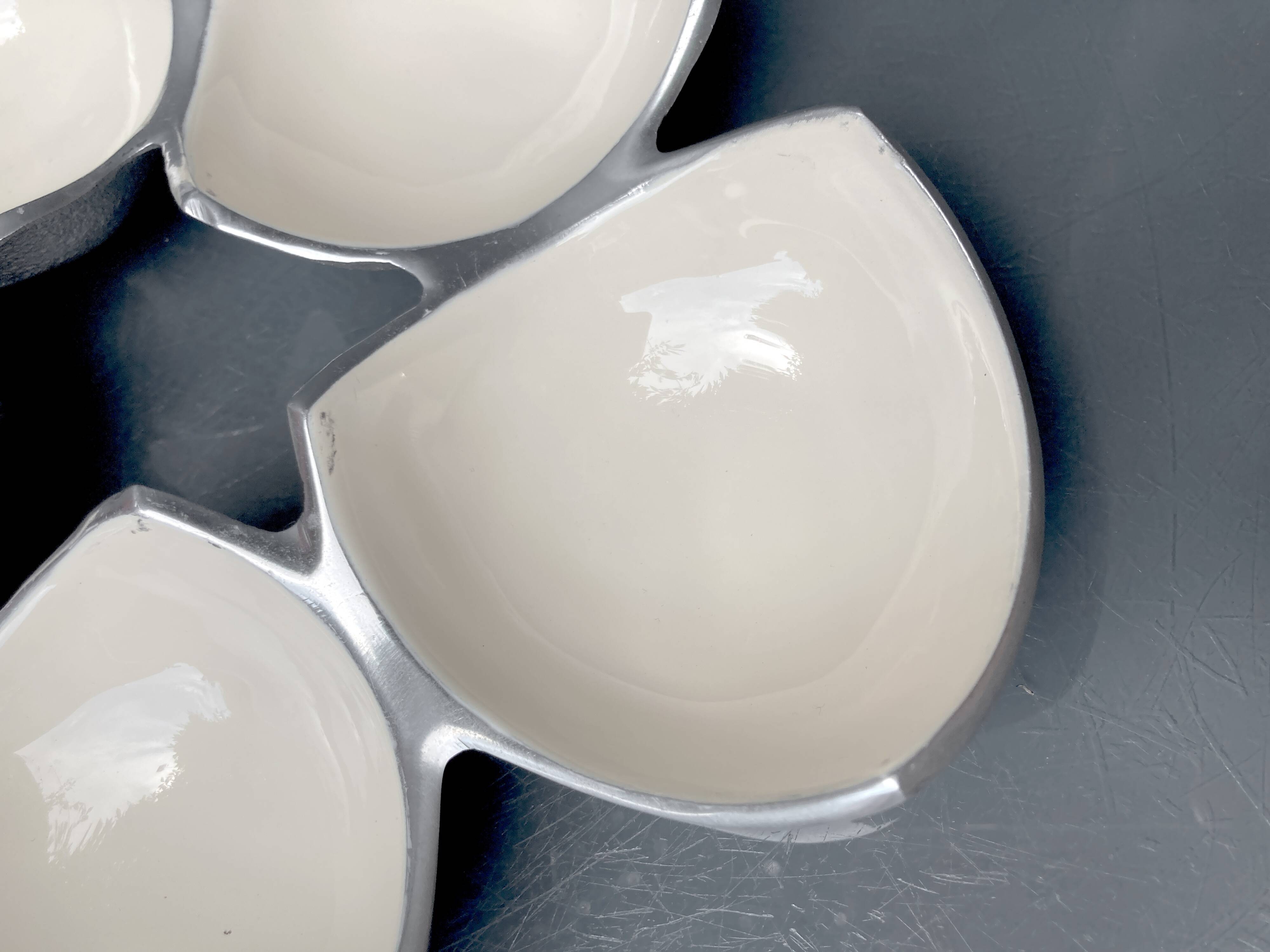 Ensemble de plats compartimentés en Inox Massif et émail écru