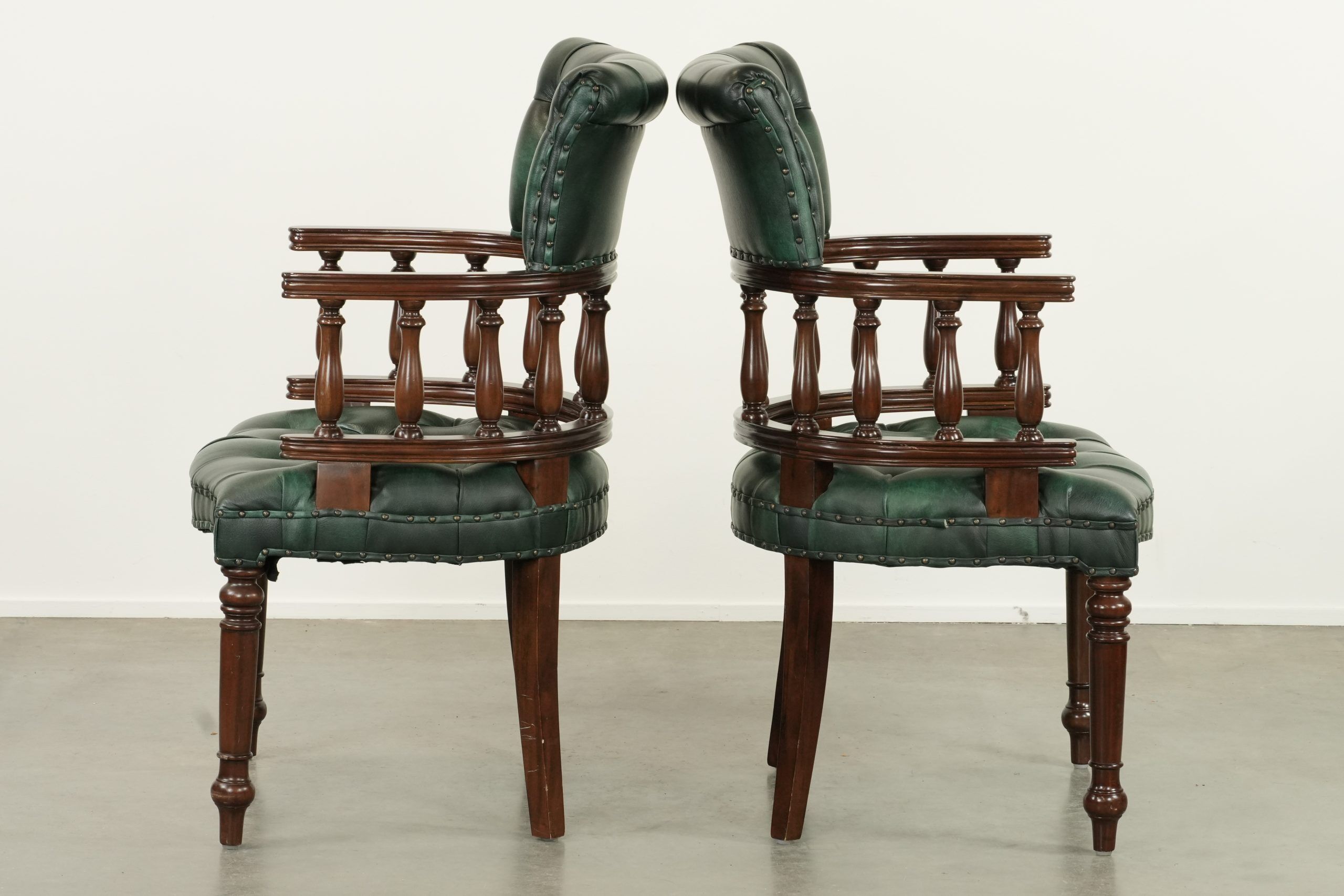 Ensemble de deux chaises de bureau Chesterfield en cuir de vachette vert de style anglais.