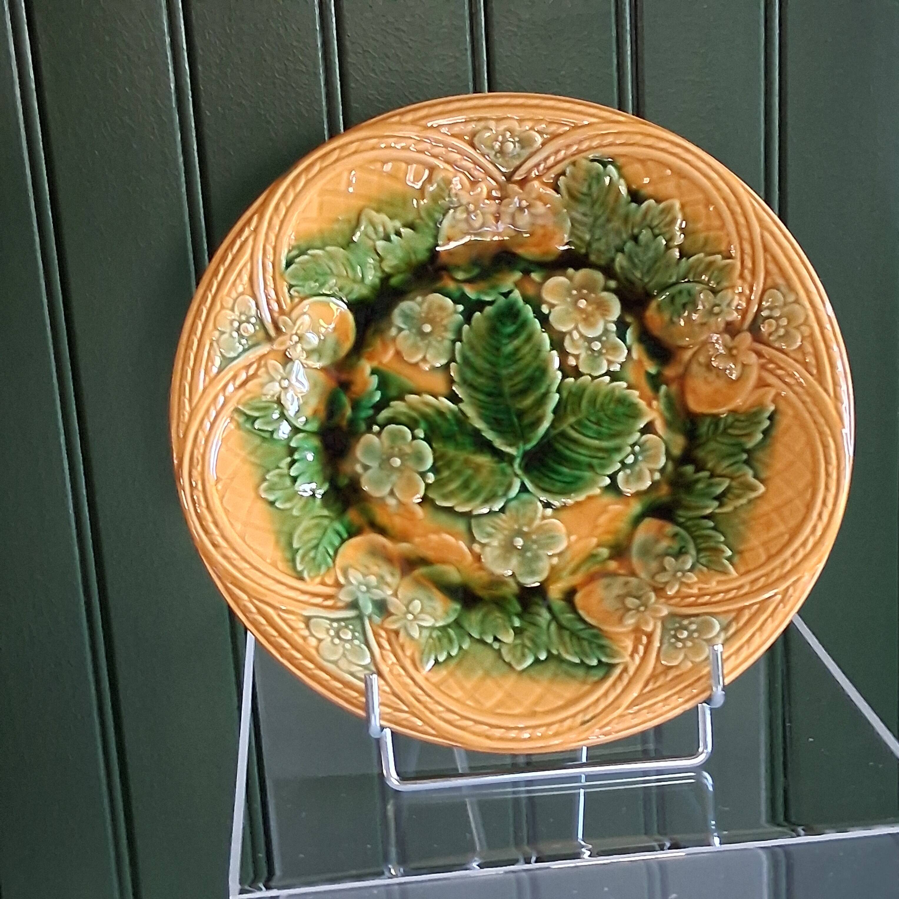 Dish / Plate in earthenware in very good condition