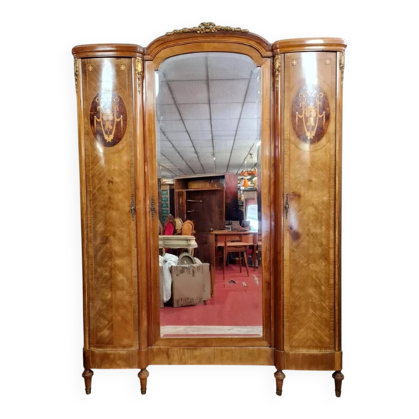 armoire style louis XVI a ressaut en marqueterie de bois précieux vers 1880