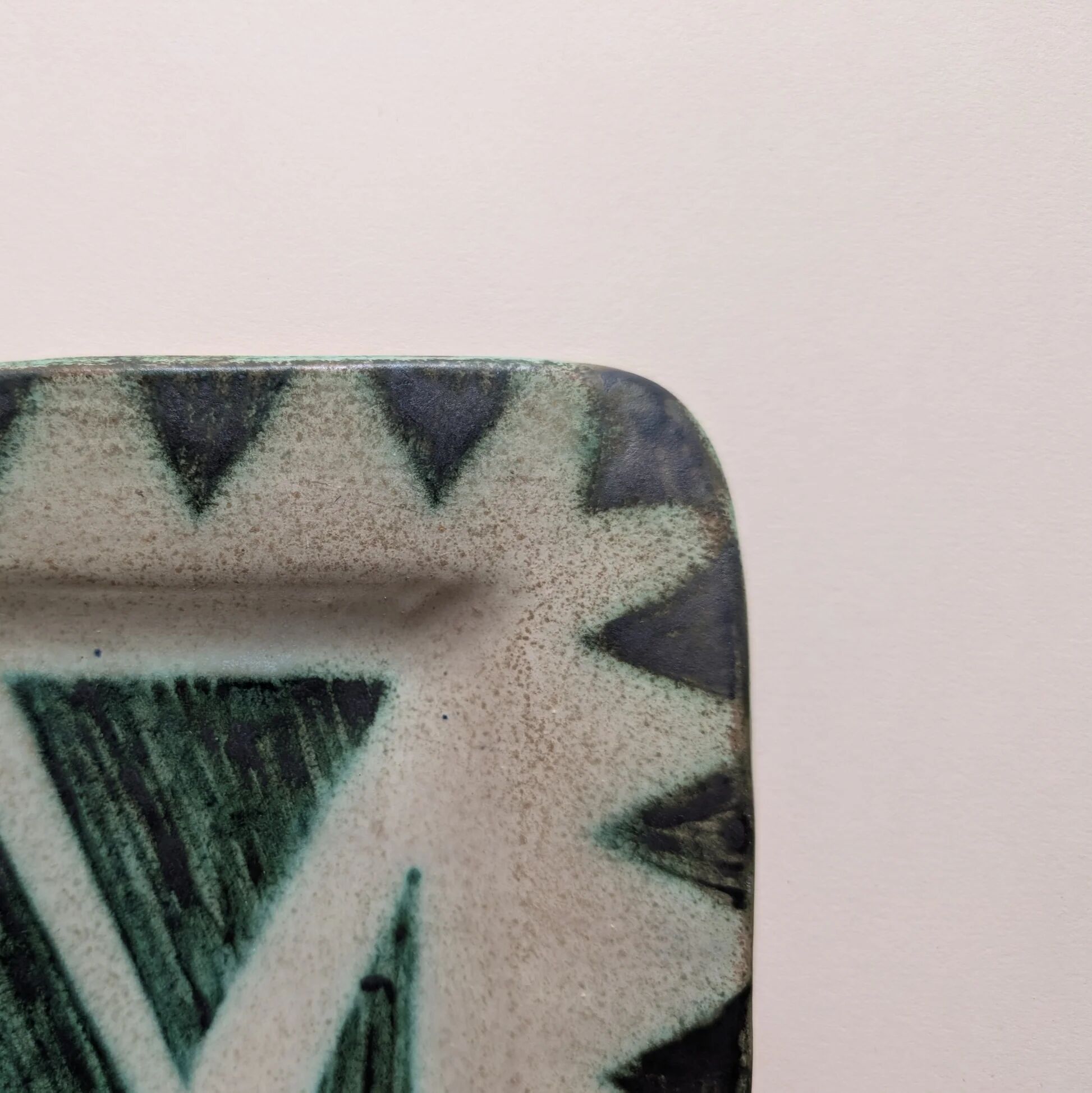 Ceramic pocket emptier