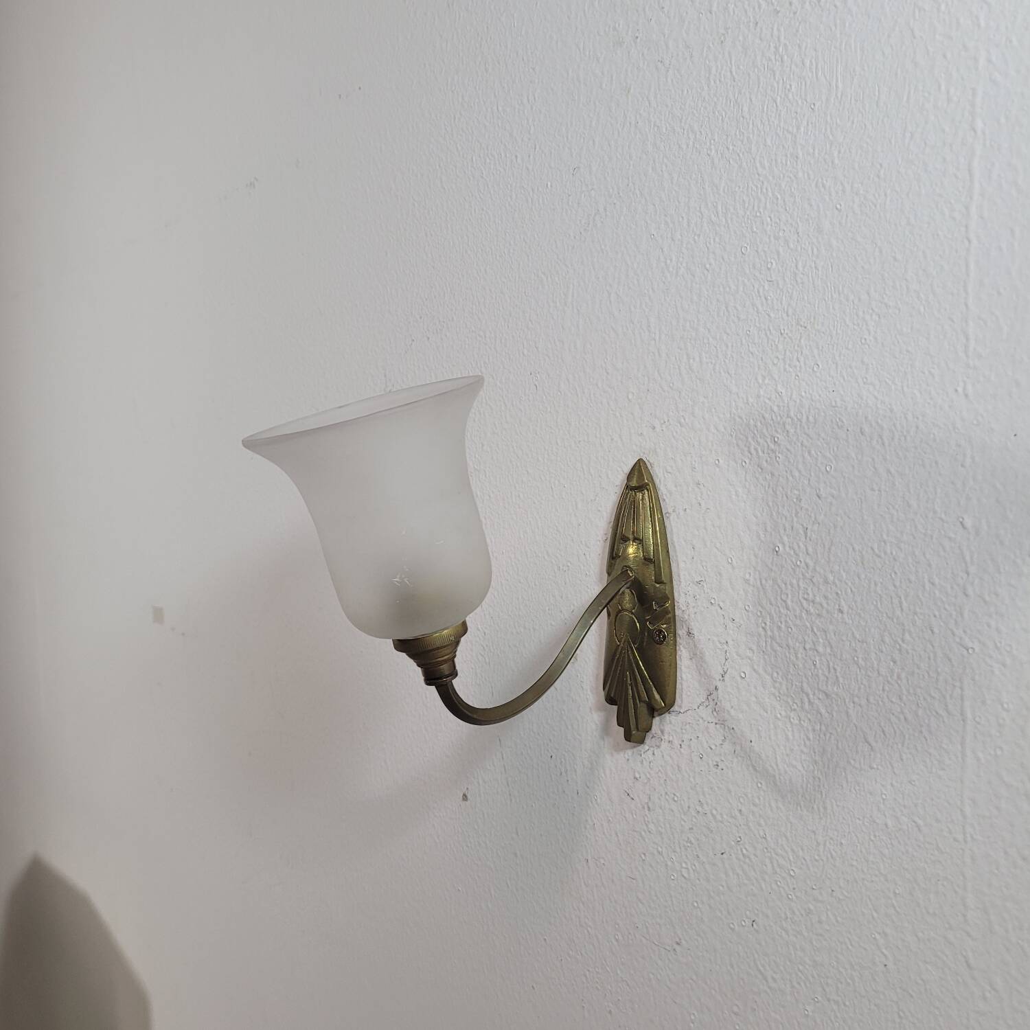 Vintage art deco wall light in opaline and brass