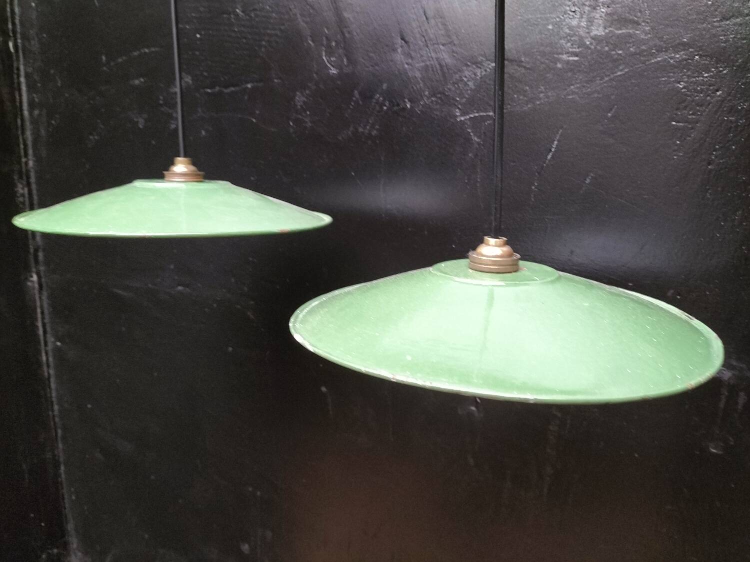 2 enamelled sheet metal suspensions