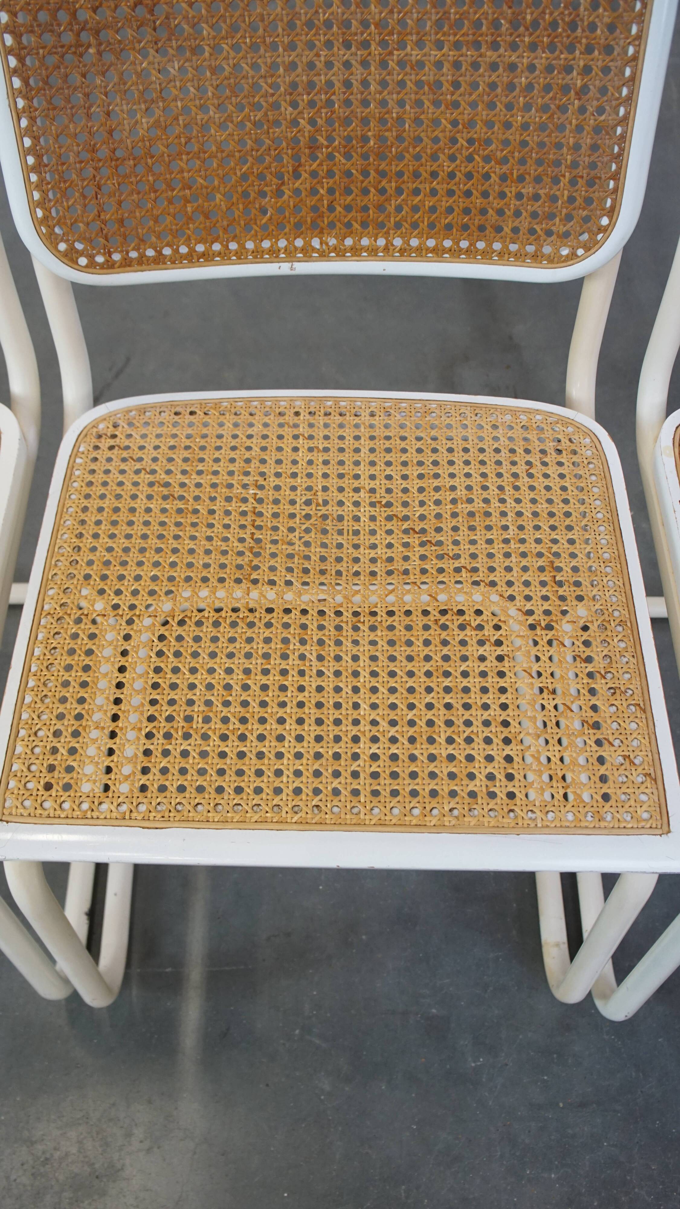 Lot de 4 chaises de salle à manger blanches au design vintage dans le style de Marcel Breuer avec assise en osier