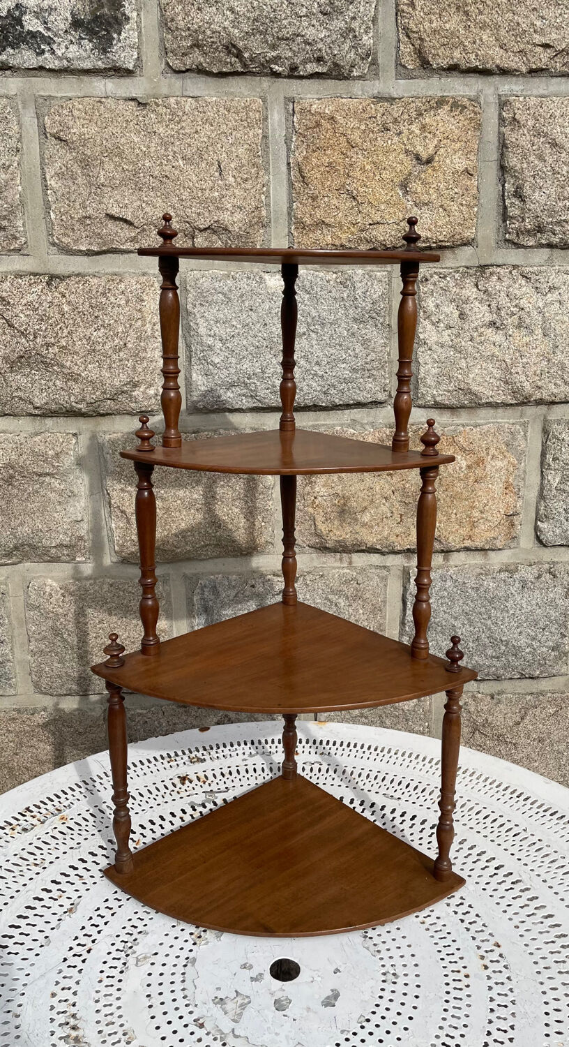 Unité d'angle française vintage en bois avec quatre étagères.