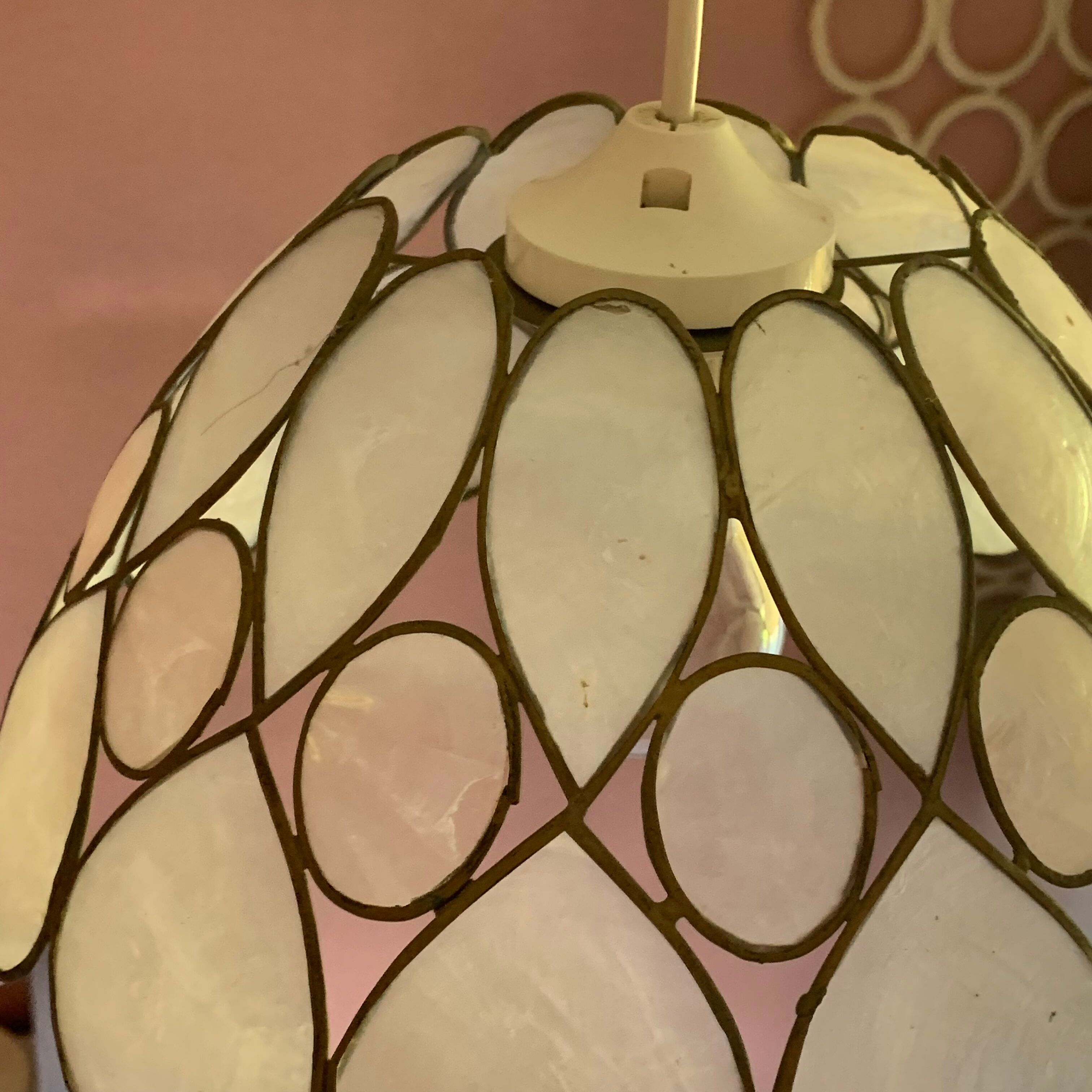 Suspension fleur en nacre et laiton vintage