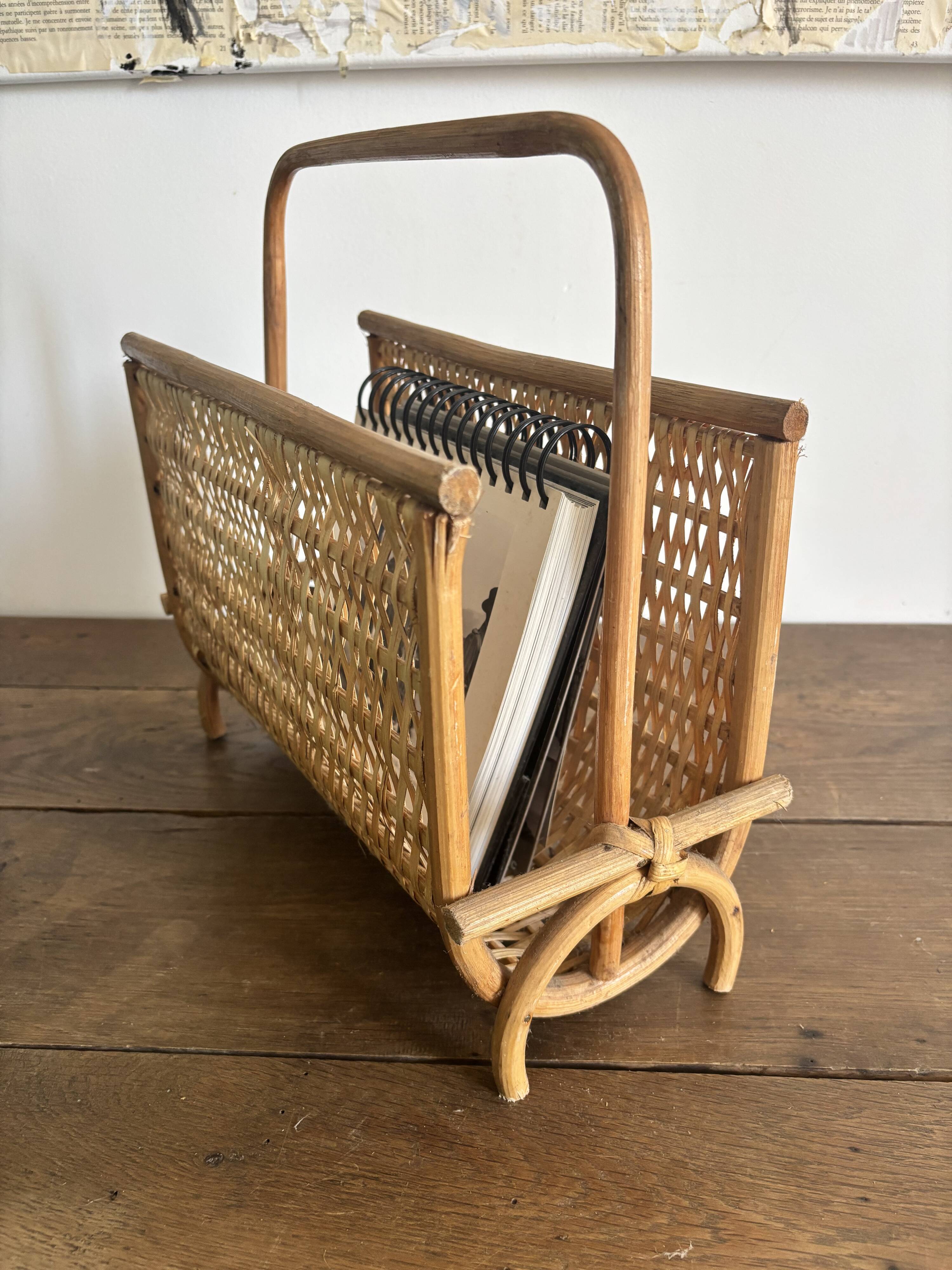 Porte-revues vintage en rotin naturel  des années 60