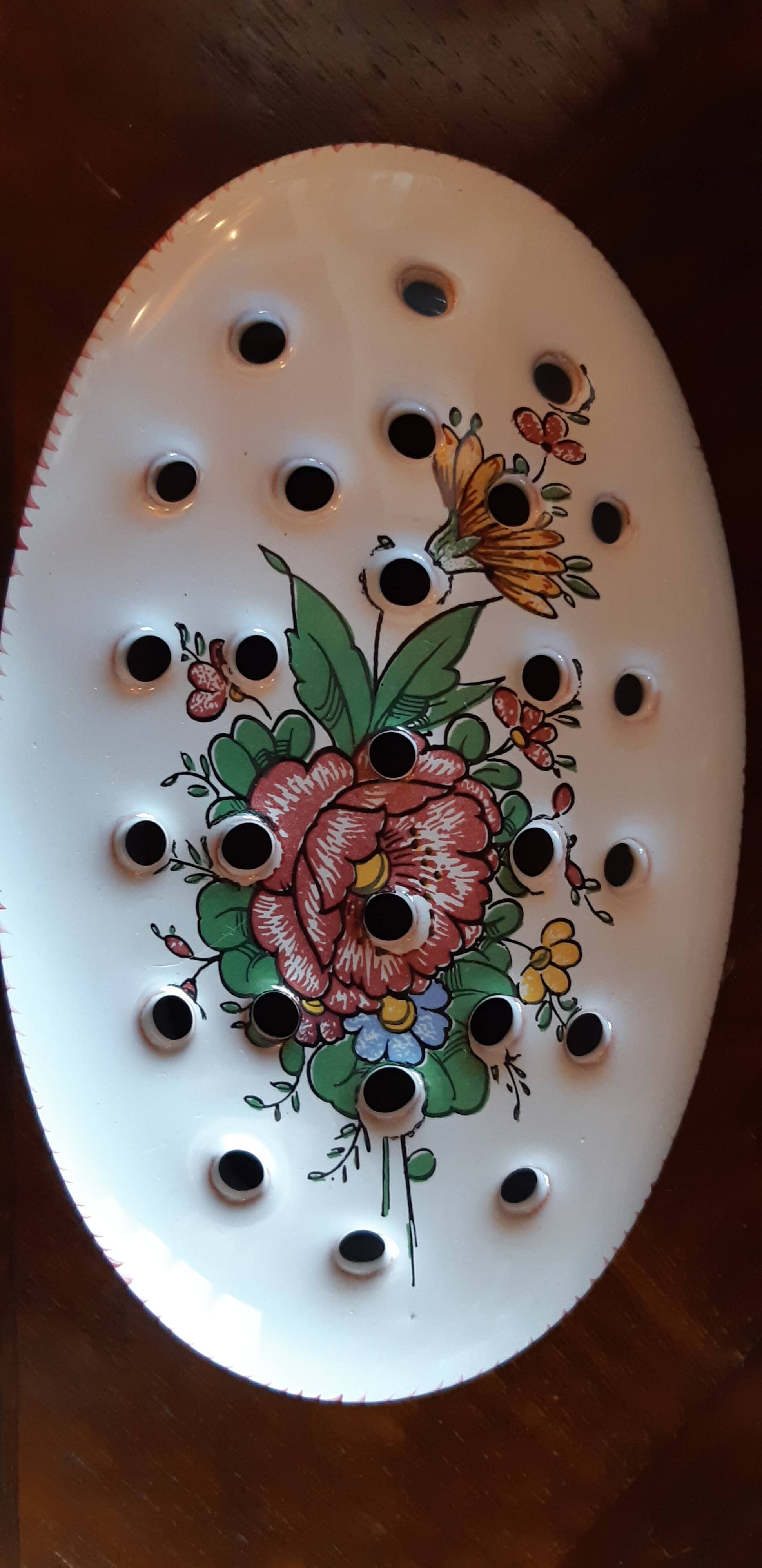 Pique flowers pottery art of Angoulême Le Renoleau