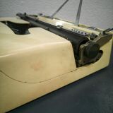 Olivetti Typewriter - Pluma 22