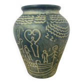vase terre cuite, couleur vert sapin, motifs incisés thèmes préhistoriques